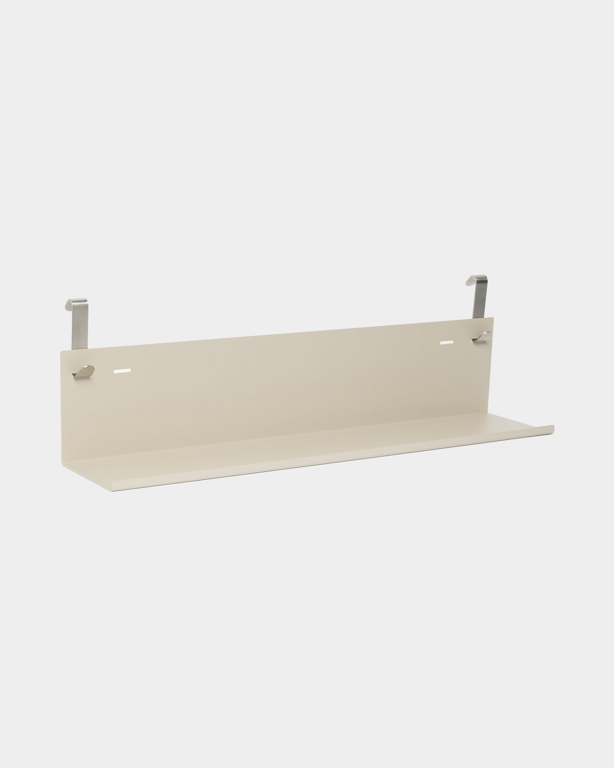 WoodUpp Nell metalen plank BM1 in beige, 63 x 13,4 cm, met een vlakke basis en twee metalen beugels, gepoedercoat in steel, afgebeeld tegen een effen witte achtergrond.