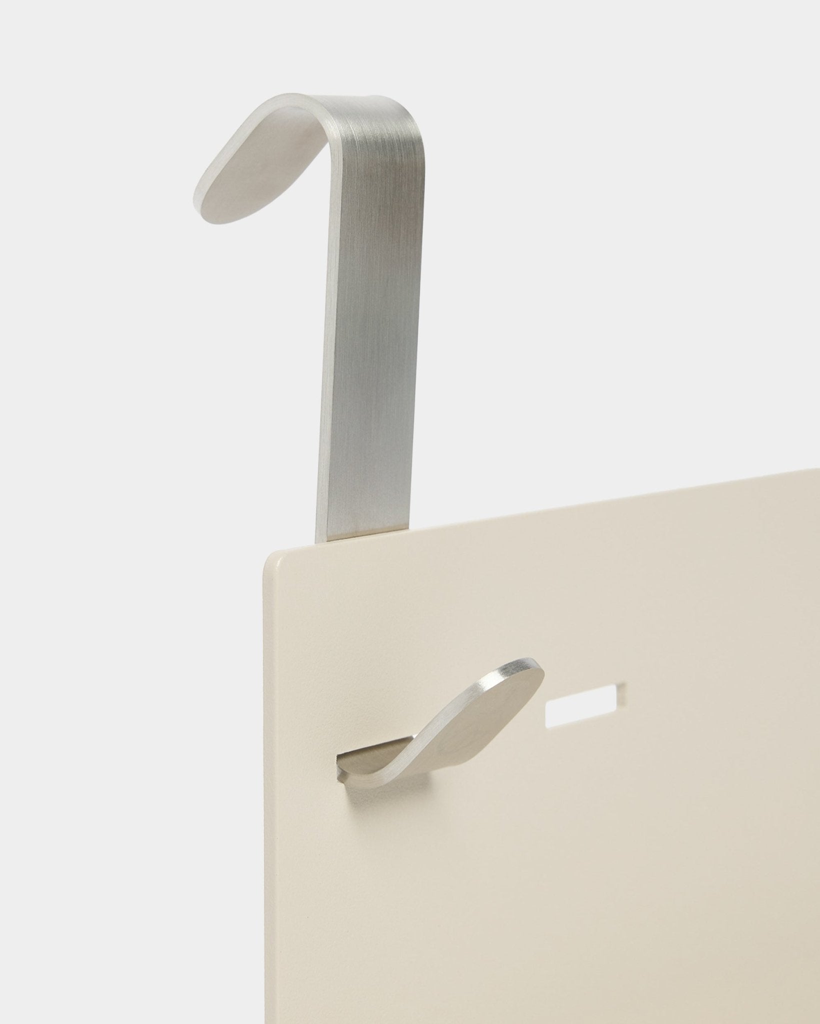 De Nell Metal Shelf/BM1 van WoodUpp in beige (63 x 13,4 cm) heeft een zilverkleurige metalen haak en een extra small haak, ontworpen voor gebruik met verstelbare akoestische panelen.
