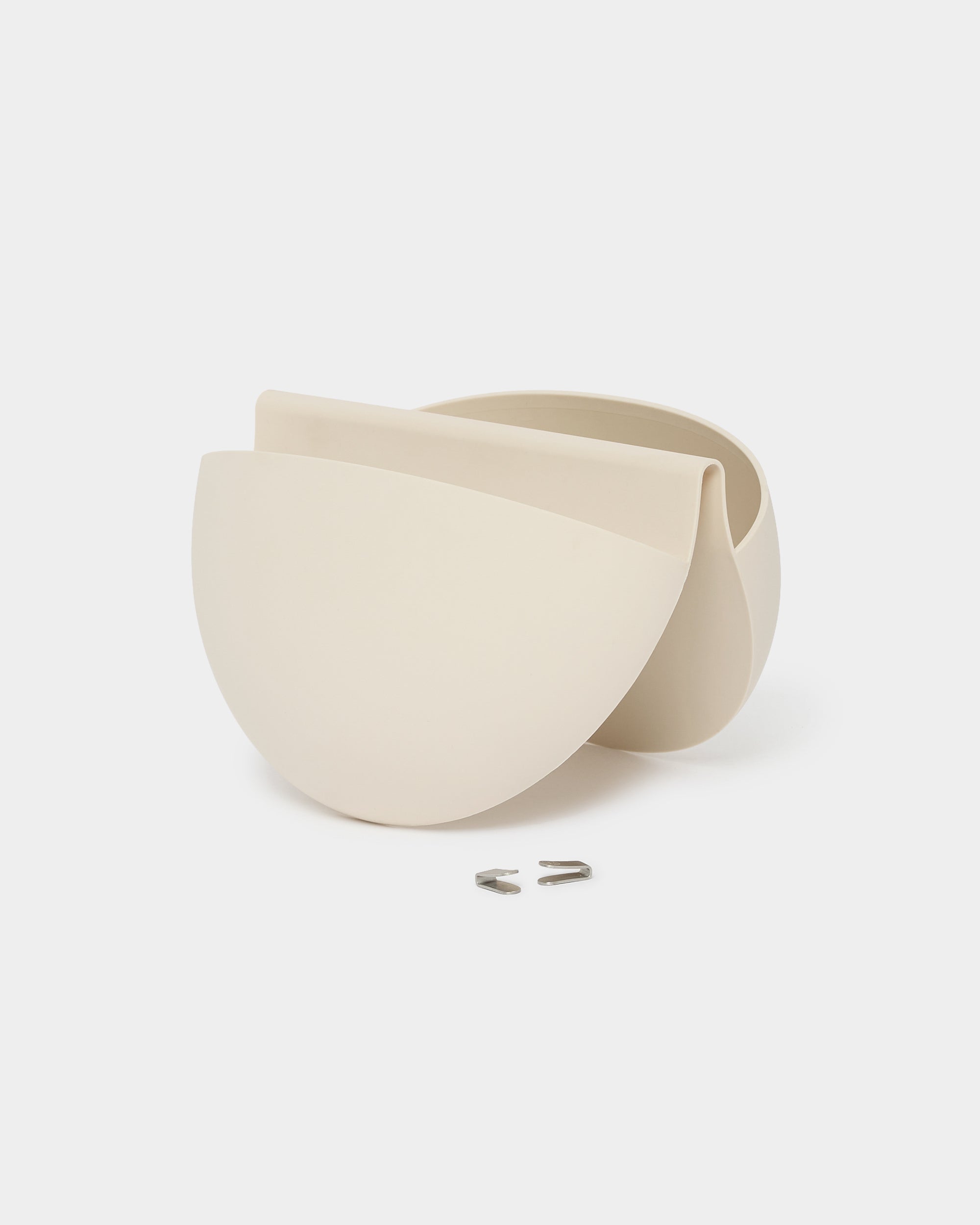 Gro | Soft Pocket / BM2 van WoodUpp is een lichte beige, halfronde wandplanter van 4 l met een modern ontwerp en een herbruikbaar TPV-plantvak, compatibel met Akupanel.