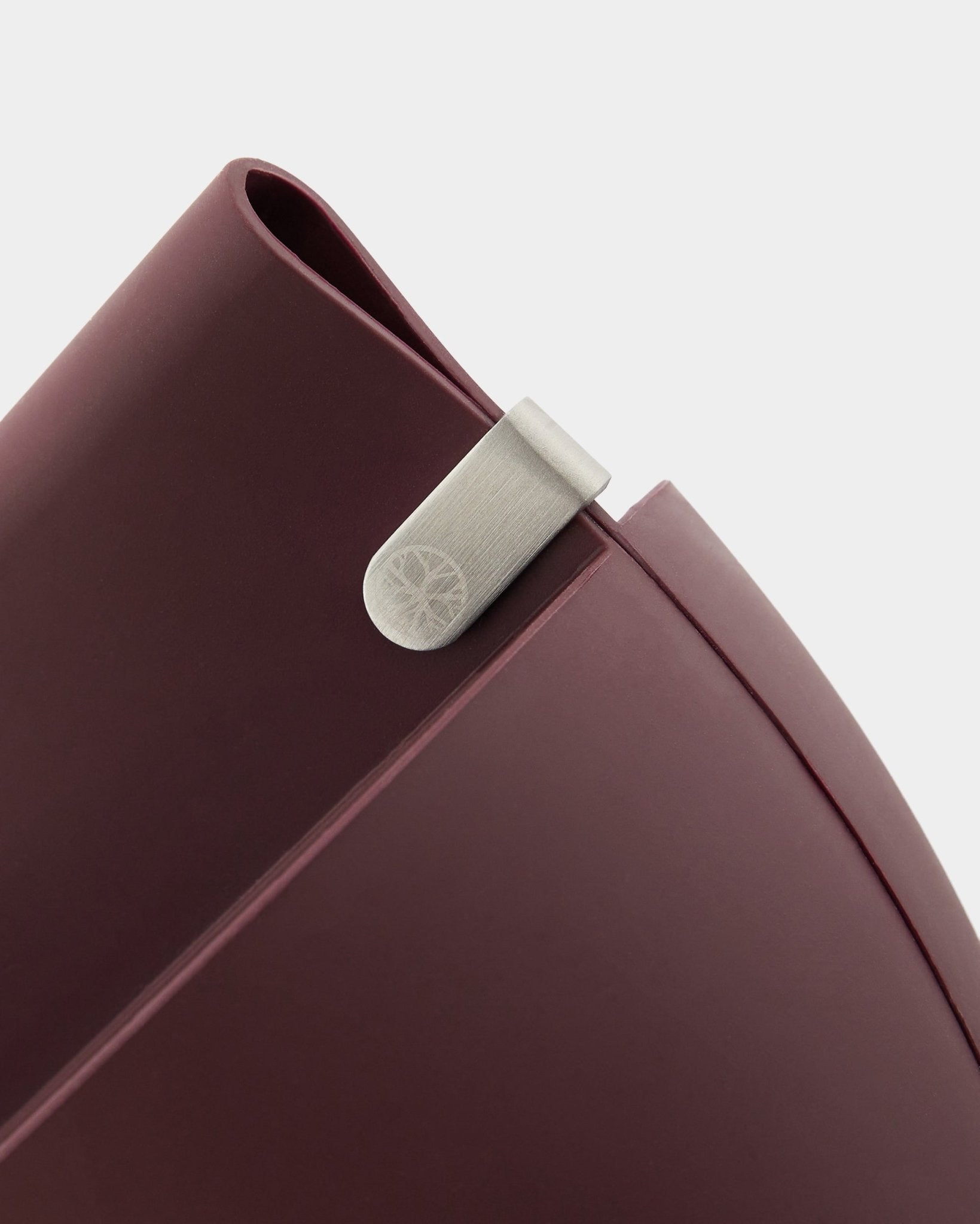 Close-up van de WoodUpp Gro Soft Pocket BM2 plantenbak in Ox Red, met een inhoud van 4 l, met een zilverkleurige metalen clip en gegraveerd logo, op een effen witte achtergrond.