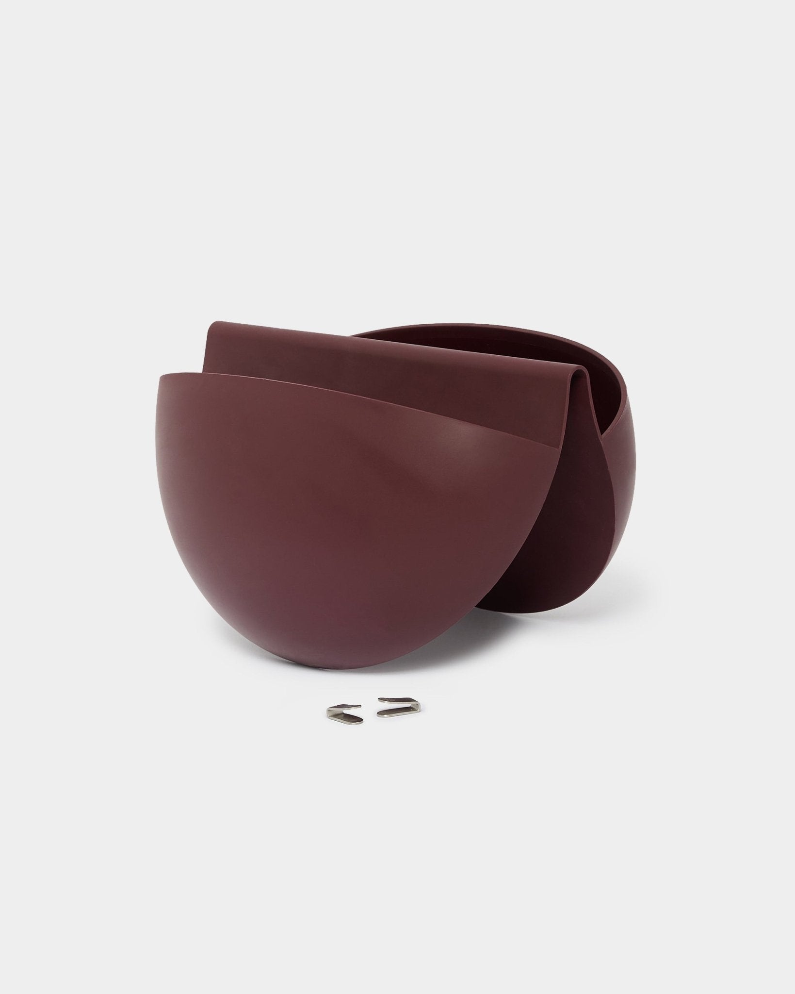 Twee WoodUpp Gro Soft Pocket BM2 plantenbakken in Ox Red, met een inhoud van 4 l, staan naast elkaar en zijn elk voorzien van een metalen wandhaak voor montage op akoestische panelen.