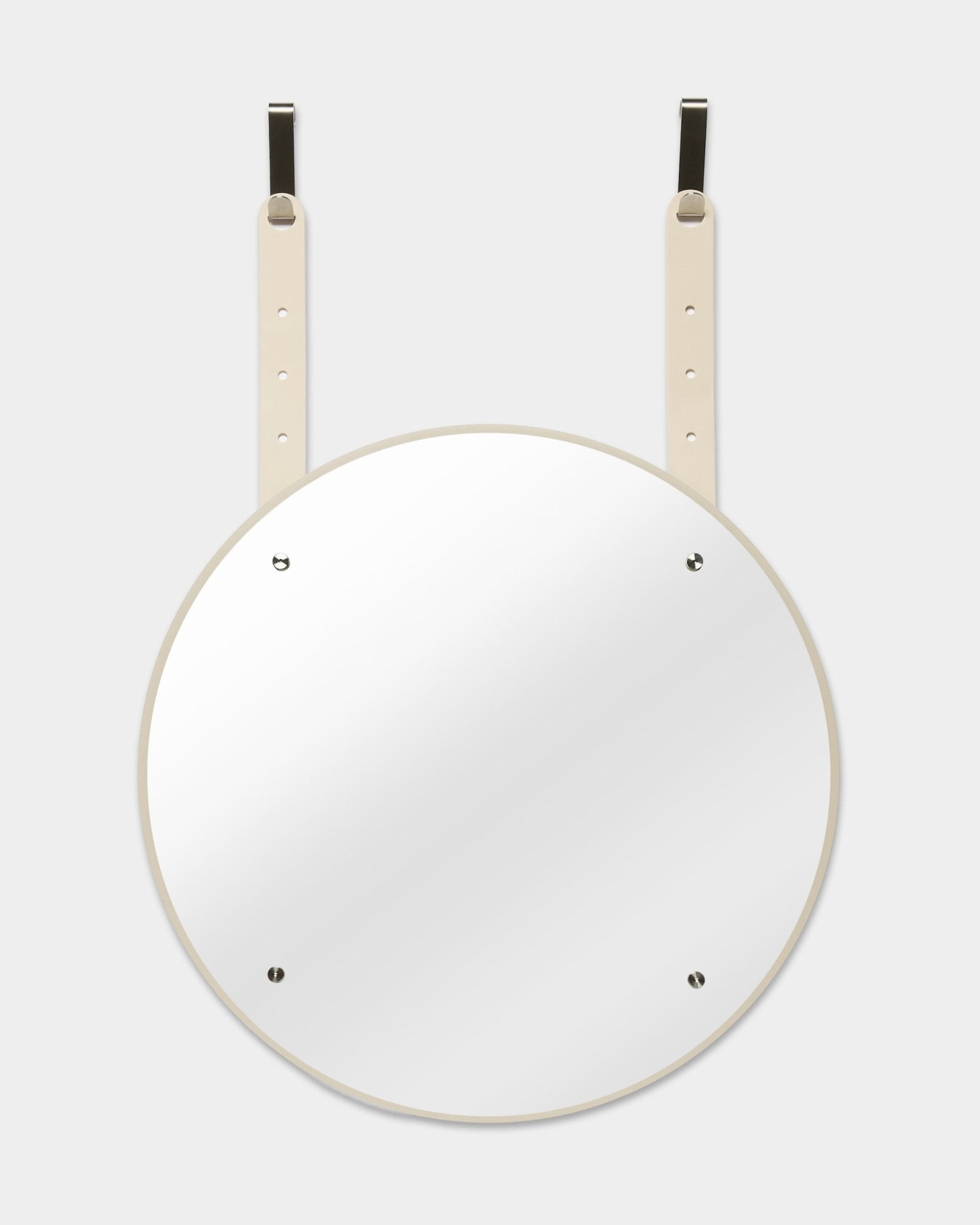 De Vala | Spiegel BM1 van WoodUpp, D54 cm, met een wit frame en beige verstelbare ophangriemen, getoond tegen een lichtgrijze achtergrond.