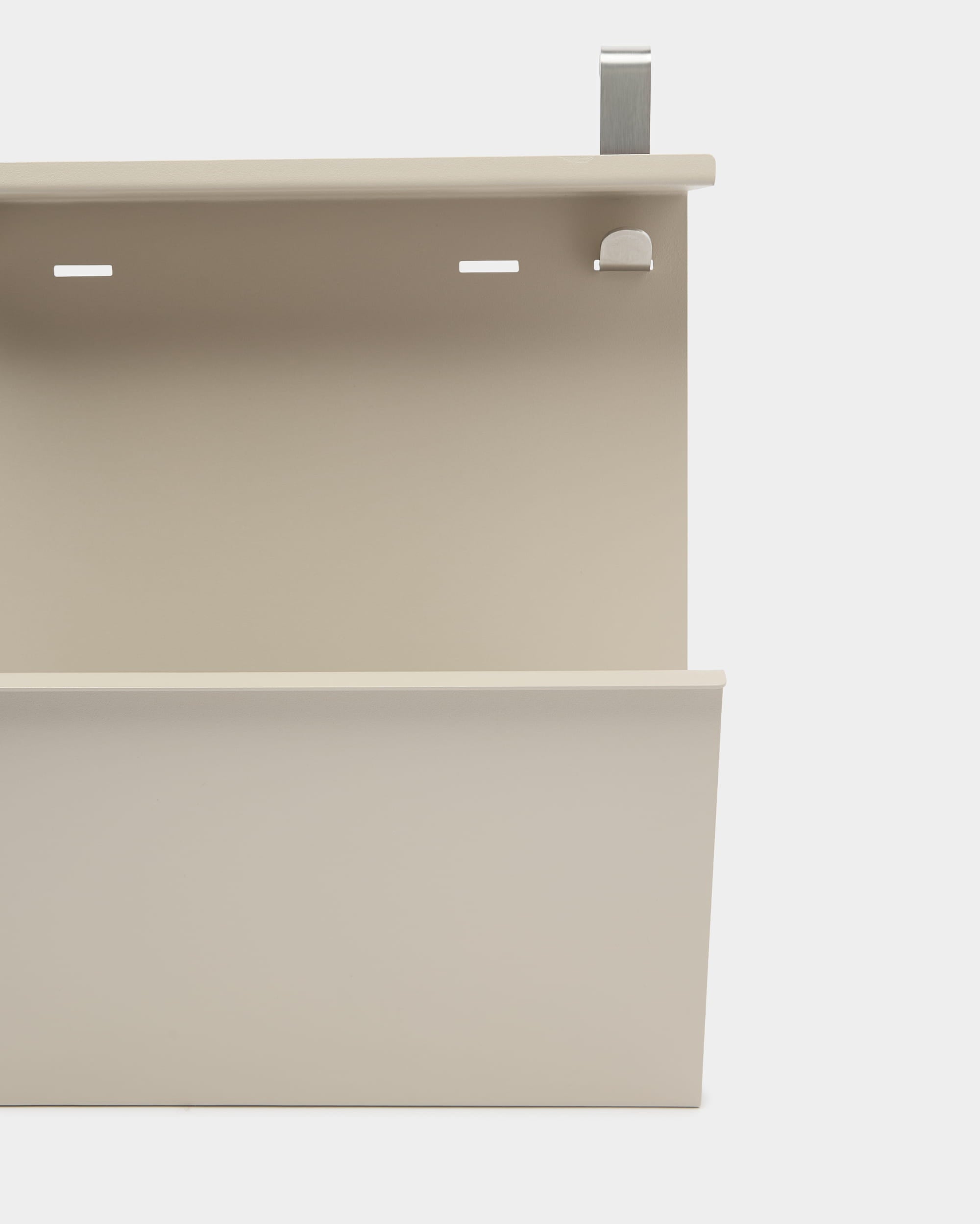 De Nell Schoenenopberger van WoodUpp is een beige steel wandorganizer met plank, vakken en haak voor het opbergen van schoenen of het organiseren van small items.