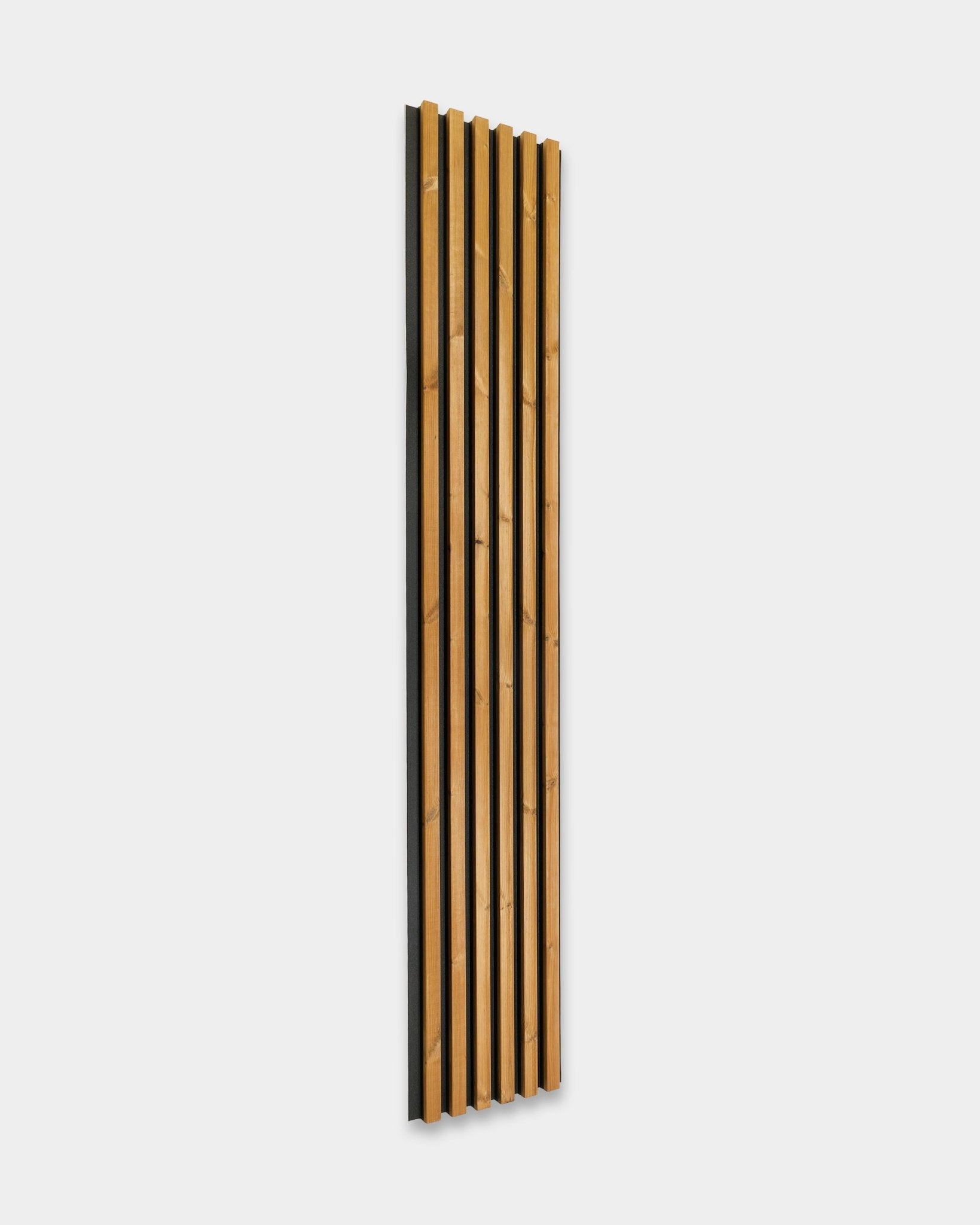WoodUpp Aluwood gevelpaneel in brown, formaat 240 x 45,1 cm, met vertical latten van Nordisch sparrenhout en black achterzijde, gemonteerd op een wit oppervlak.