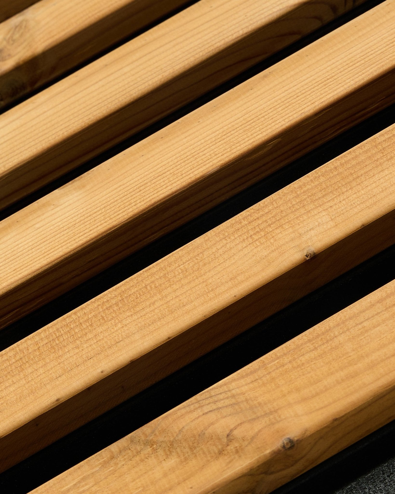 Close-up van WoodUpp Aluwood gevelpaneel in brown (240 x 45,1 cm) met parallelle planken van Nordisch sparrenhout, ontworpen voor architecturale buitentoepassingen.