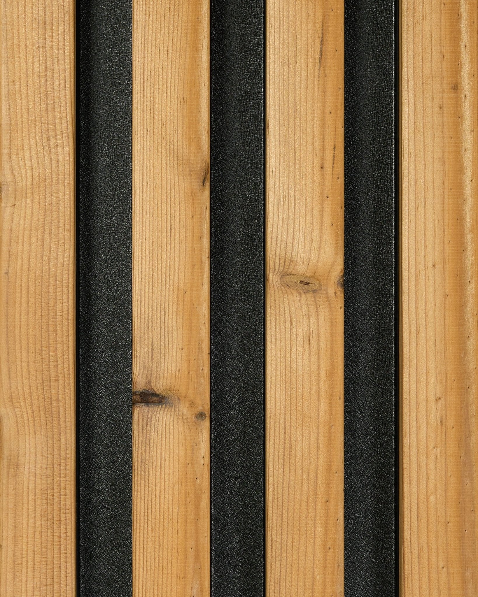 Aluwood gevelpaneelstaal in brown (45,7 x 27 cm) van WoodUpp, met planken met vertical houtnerf en black stroken die zorgen voor een modern gestreept ontwerp.