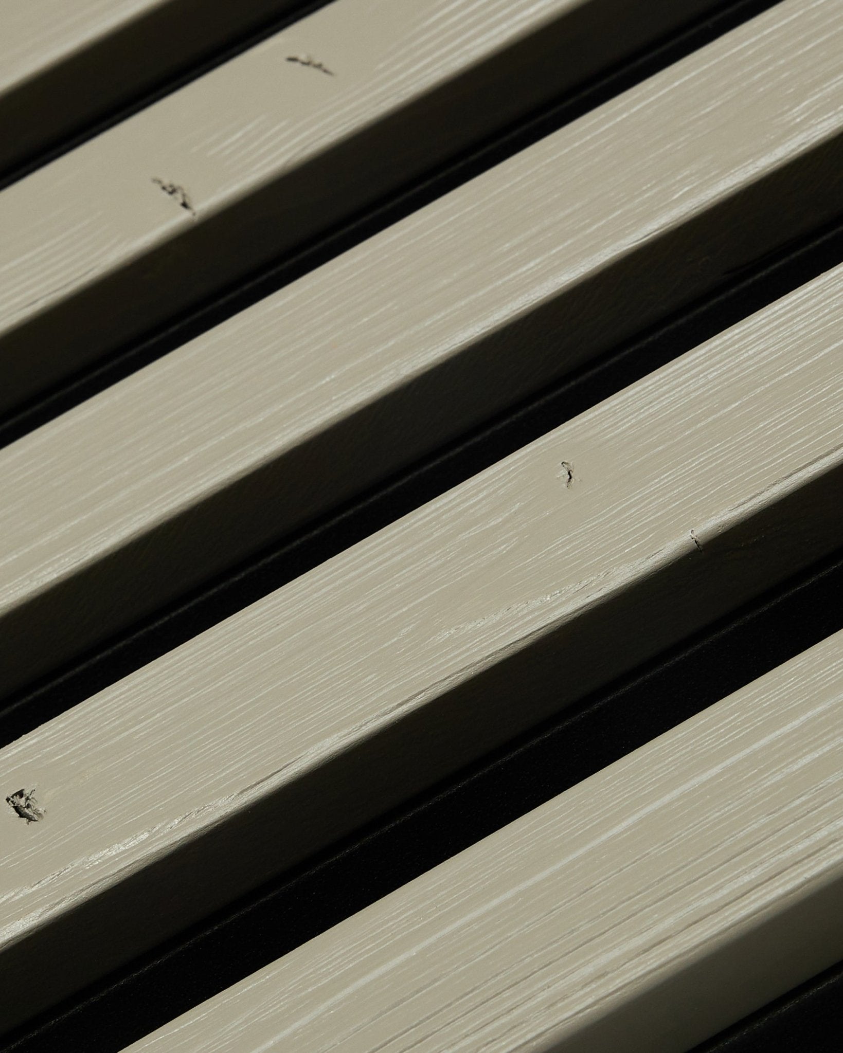 Close-up van het WoodUpp Aluwood grey gevelpaneel (240 x 45,1 cm) met small black mieren die over de buitenlatten kruipen.
