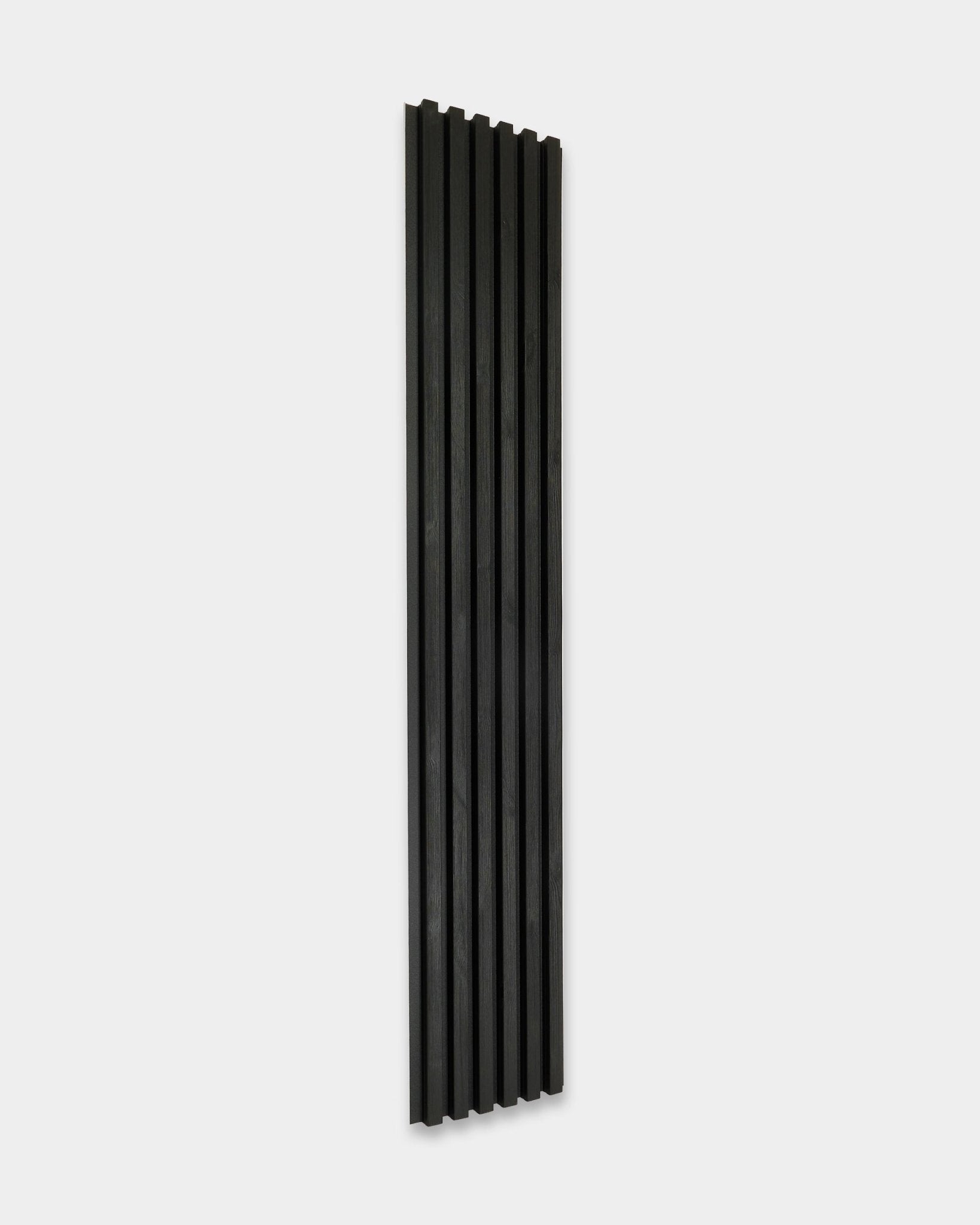 Aluwood gevelpaneel voor buiten van WoodUpp, black, 240 x 45,1 cm, heeft vertical groeven en staat tegen een effen lichtgrijze achtergrond.