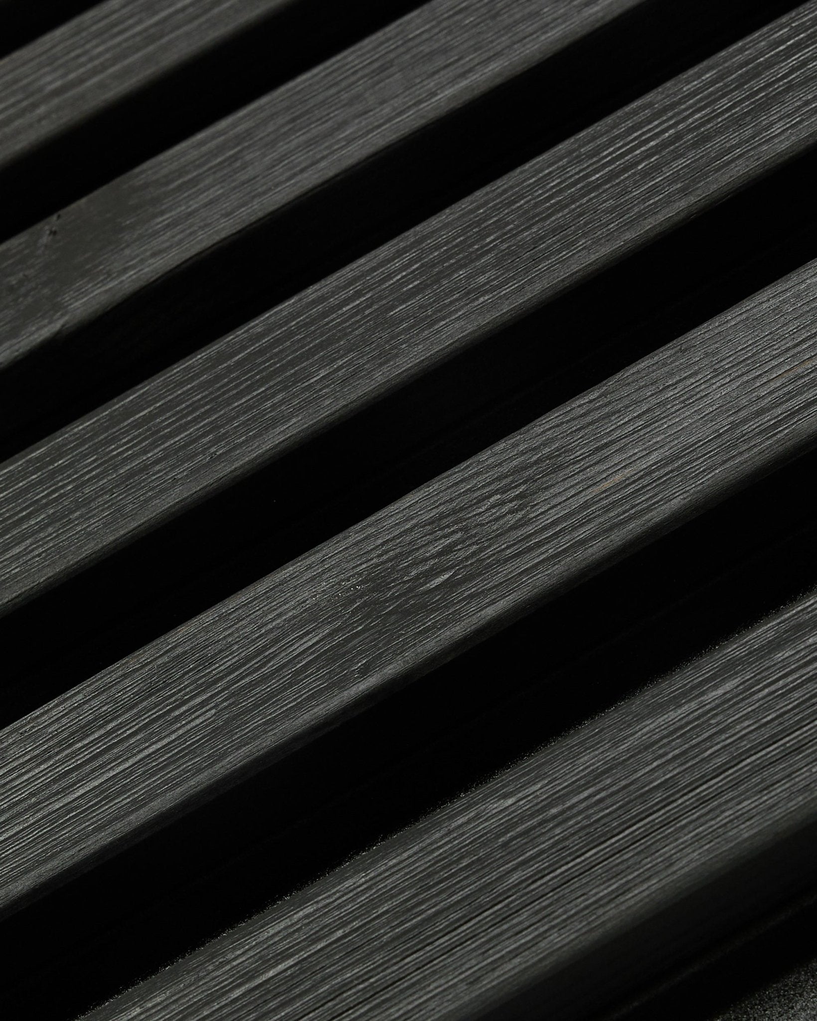 Aluwood gevelpaneel voor buiten van WoodUpp, Thermowood met black afwerking, 240 x 45,1 cm, met diagonale latten van Scandinavisch vurenhout met zichtbare nerf en schaduw.