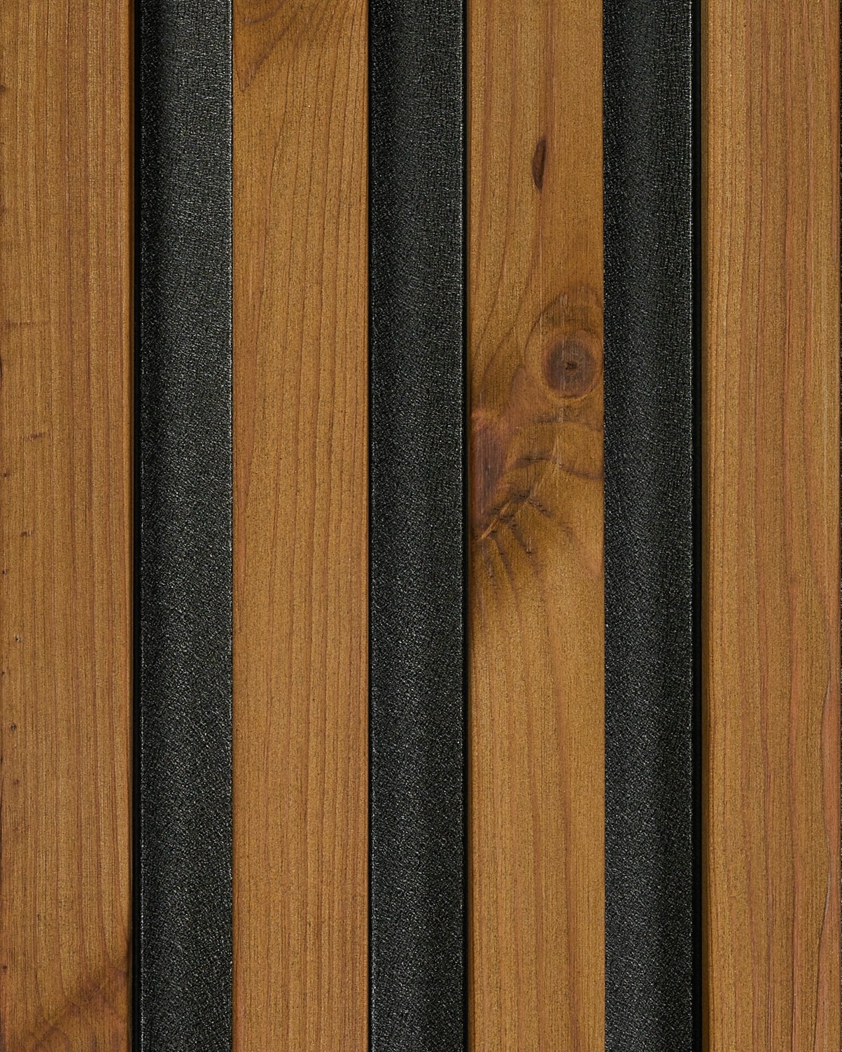 Close-up van een WoodUpp Aluwood gevelpaneelstaal in geoliede brown afwerking (45,7 x 27 cm), waarbij de natural wood nerf en de black gestructureerde latten goed zichtbaar zijn.