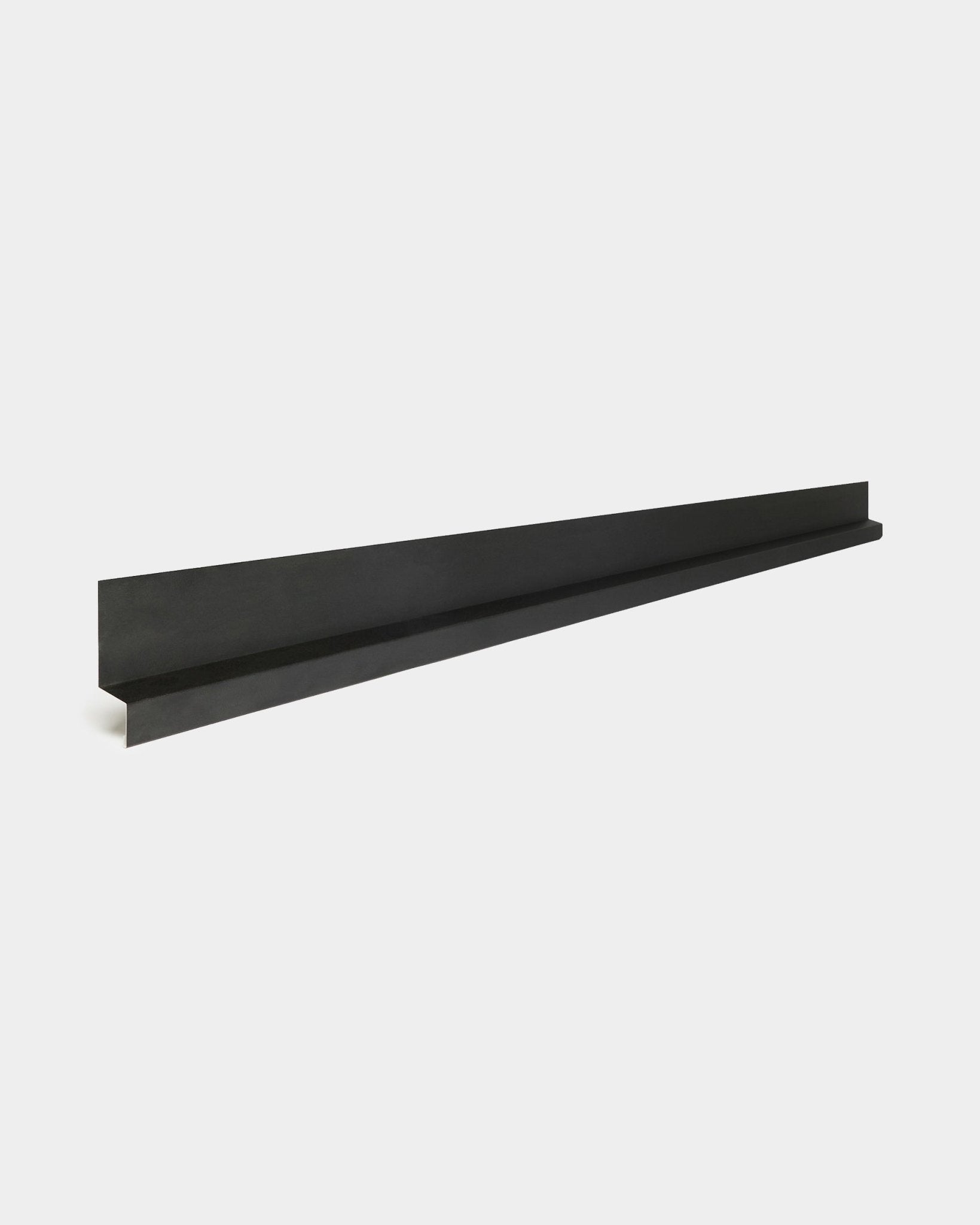WoodUpp Aluwood Bottom, 240 cm: een lang black minimalistisch accessoire voor gevelpanelen met een slanke, gepoedercoate aluminium rand voor buitenmontage.