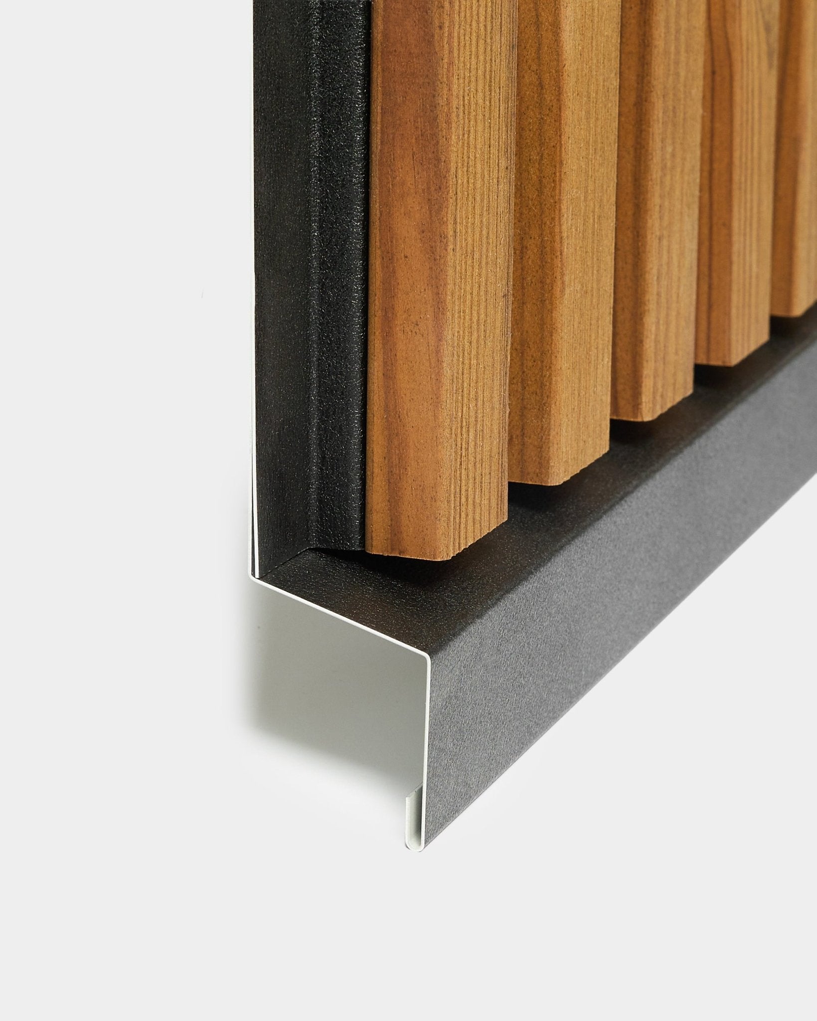 Gedetailleerd beeld van een WoodUpp Aluwood gevelpaneel van 240 cm met vertical houten latten en black metalen afwerking, onderdeel van de Nordic-buitencollectie.
