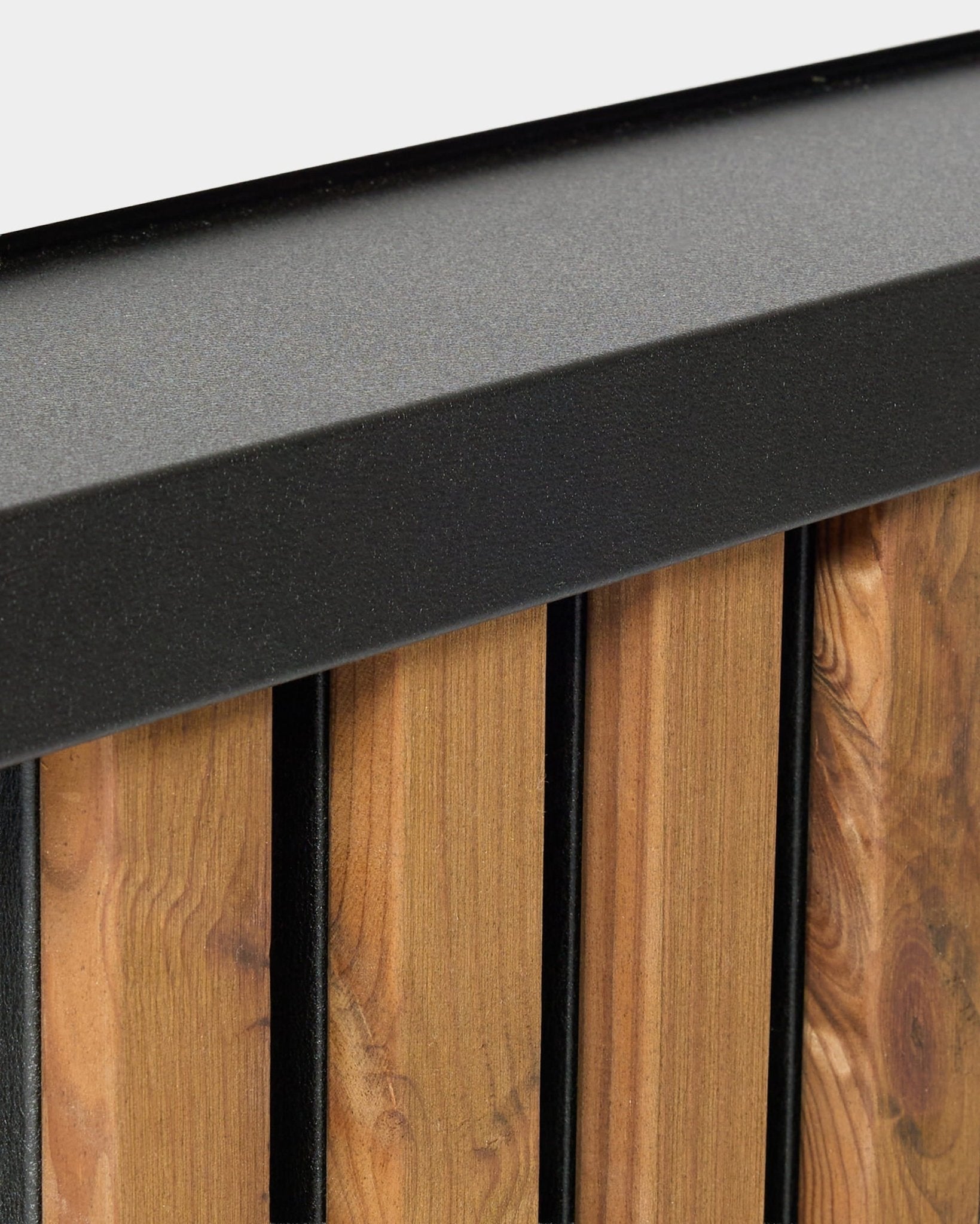 Close-up van WoodUpp Aluwood gevelpaneel vensterbank, 240 cm, met vertical houten latten en een gepoedercoate aluminium afwerking voor buitengebruik.