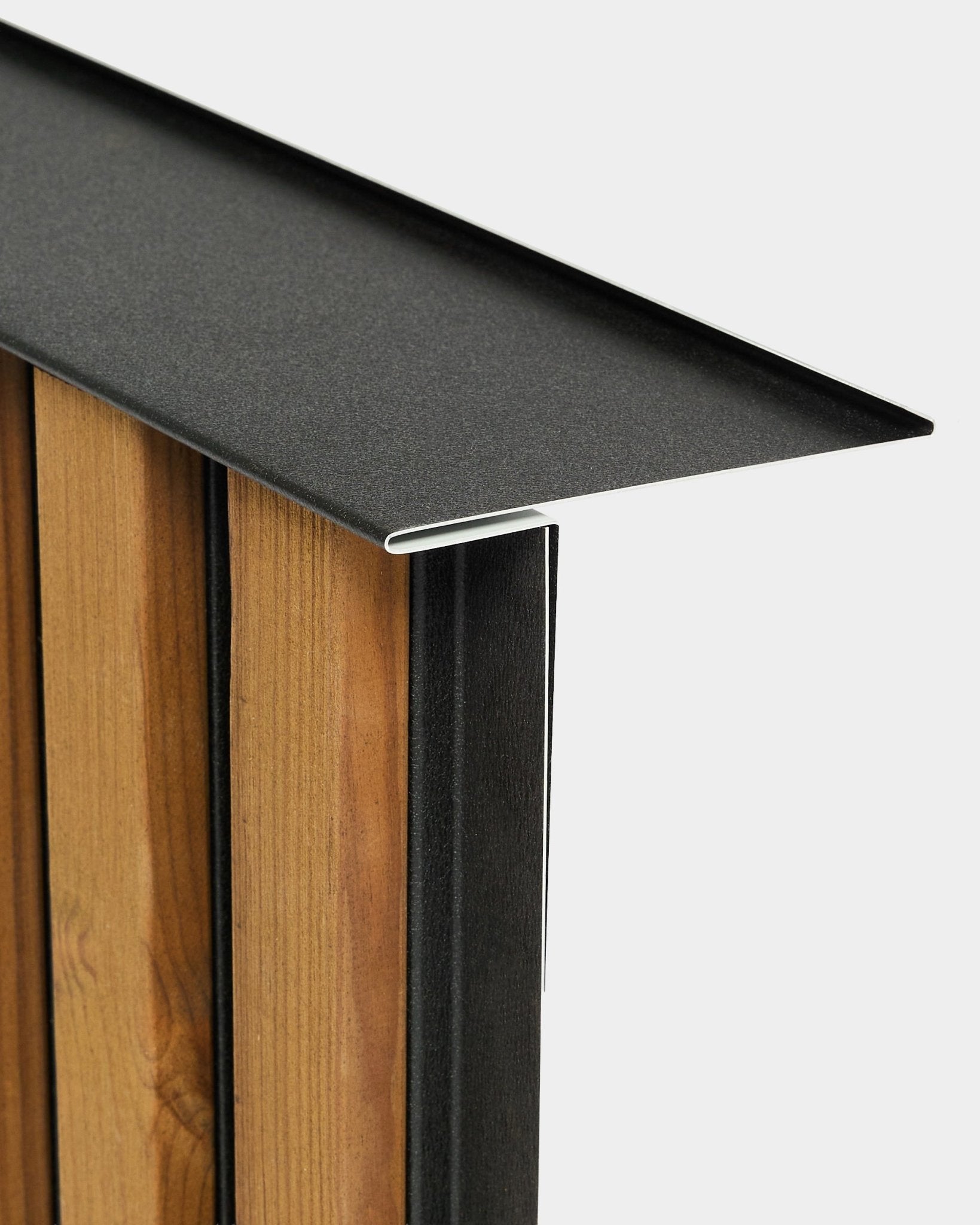 Close-up van het WoodUpp Aluwood installatieprofiel voor gevelpanelen (240 cm), gemonteerd op vertical latten, met focus op detail en afwerking tegen een witte achtergrond.