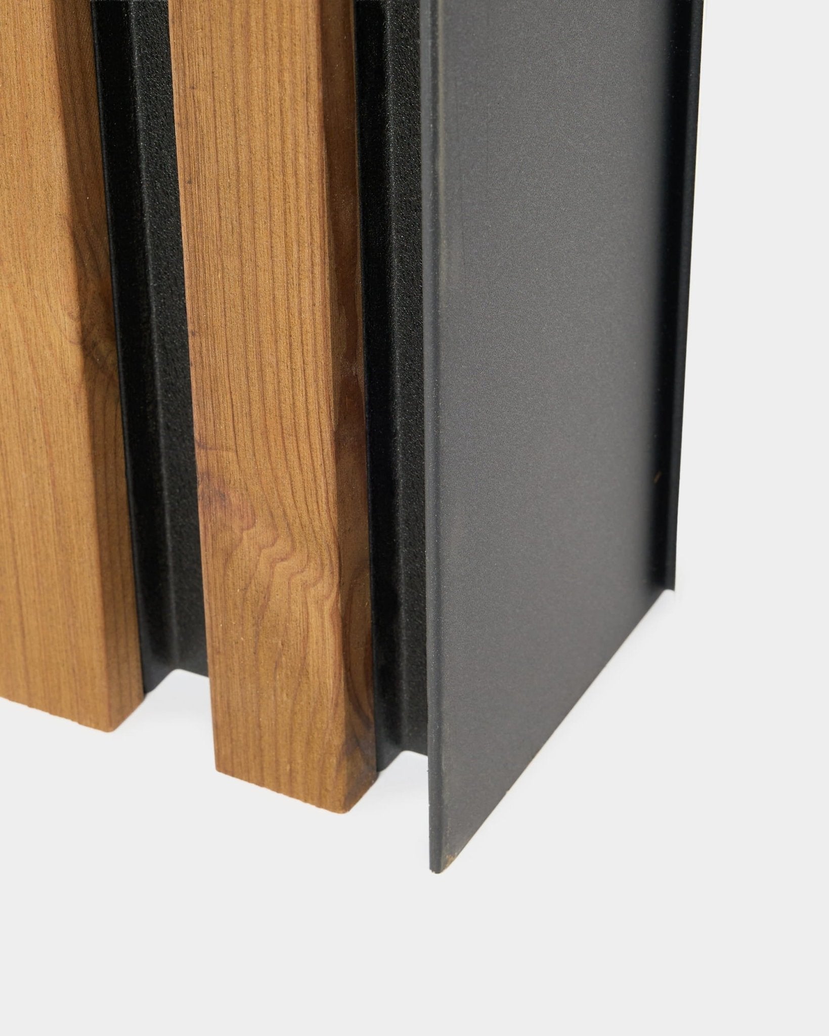 Close-up van WoodUpp Aluwood gevelpaneel, 240 cm, met vertical houten latten en een donker gepoedercoat aluminium profiel voor buitenmontage.