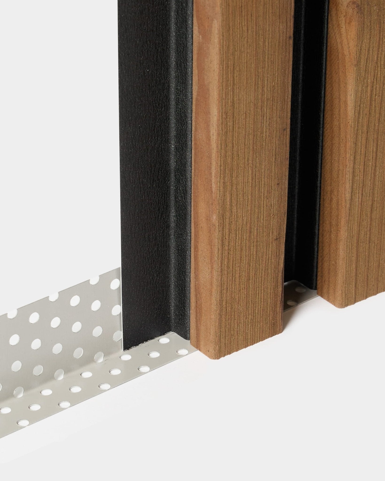 Close-up van een WoodUpp Aluwood-installatie: insectenrooster van 240 cm naast vertical houten gevelslatten en een black paneel op een witte achtergrond.