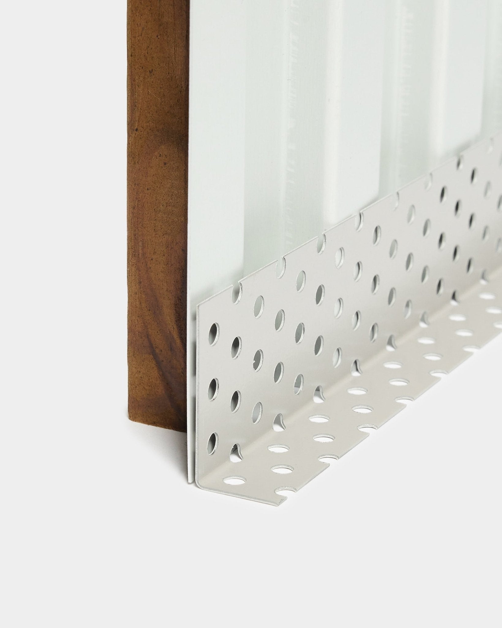 Close-up van installatieaccessoire voor Aluwood gevelpanelen: metalen hoekprofiel met large ronde perforaties, ontworpen voor geventileerde spouwconstructies, lengte 240 cm.
