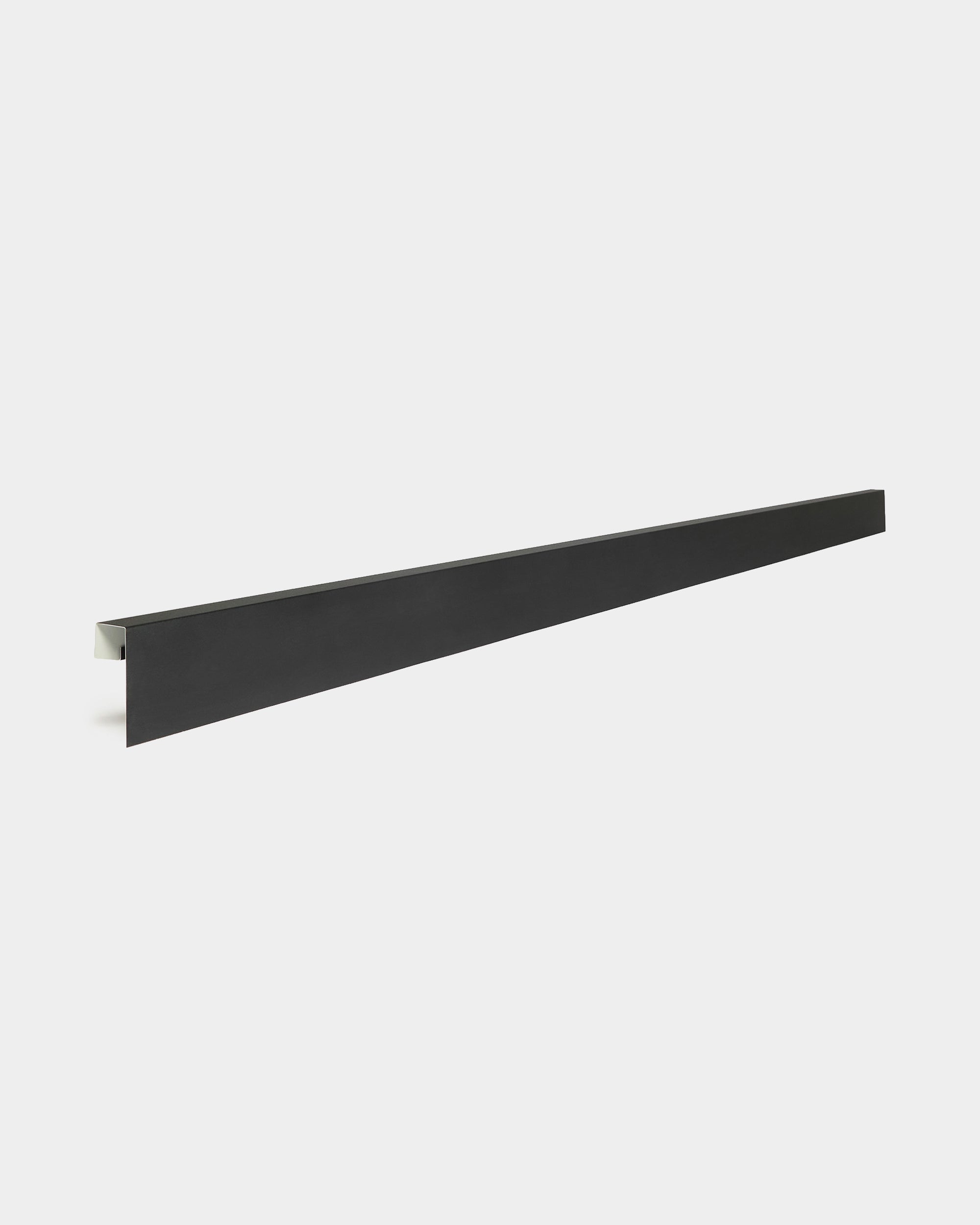 WoodUpp Aluwood 240 cm black aluminium profiel met haakse buiging, ontworpen voor gebruik met buitengevelpanelen, ideaal voor de afwerking van bekledingsranden.