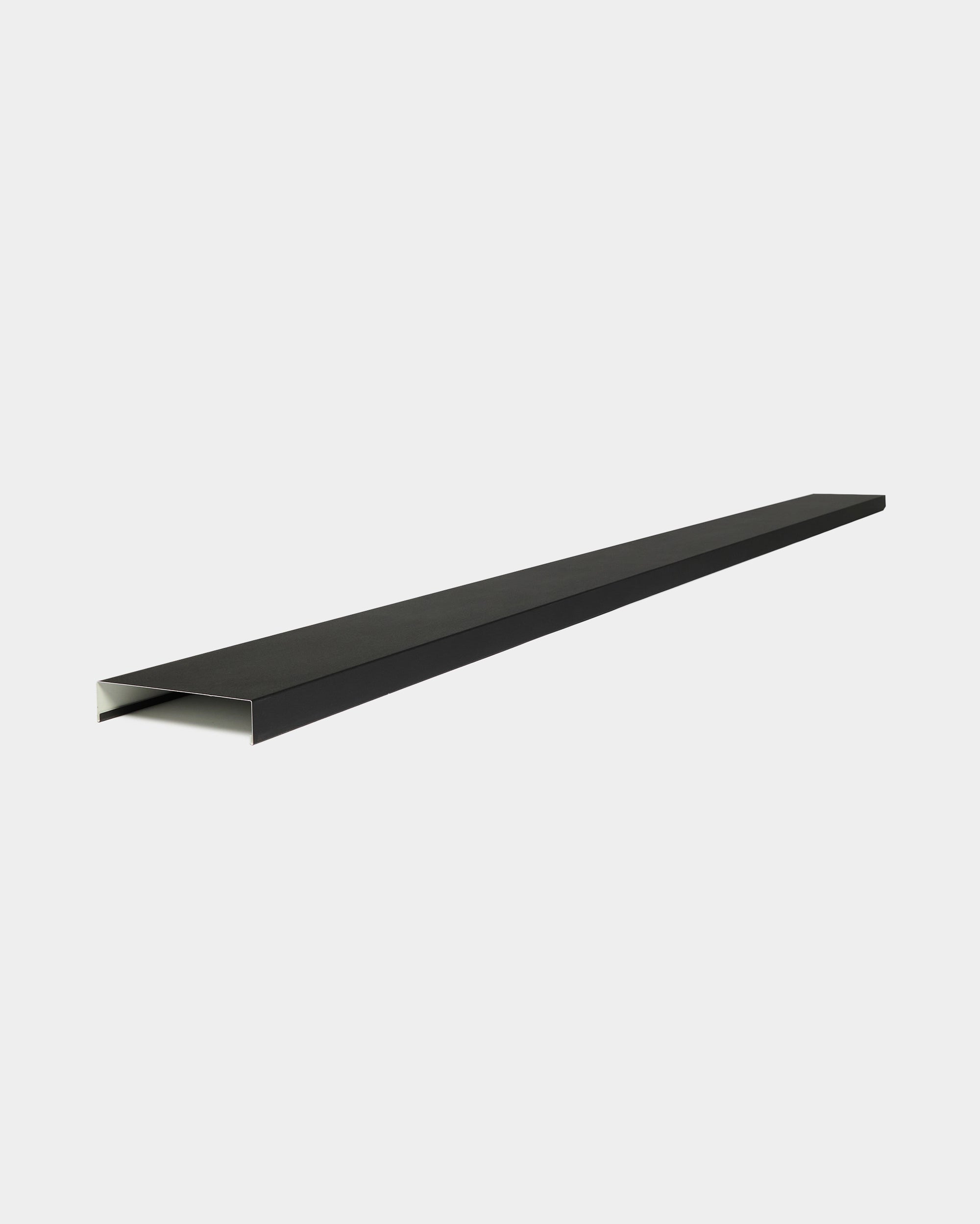 WoodUpp Aluwood Level gevelpaneel-afdekkap, 240 cm x 20 cm, van black gepoedercoat aluminium met open onderzijde, weergegeven op een effen witte achtergrond.