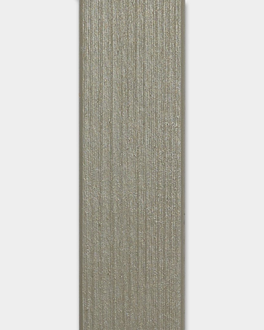 WoodUpp Aluwood Grey Lamella gevelpaneel, 240 x 4 x 1.8 cm, met vertical groeven en een effen witte achtergrond, ontworpen voor montage op buitenhoeken.