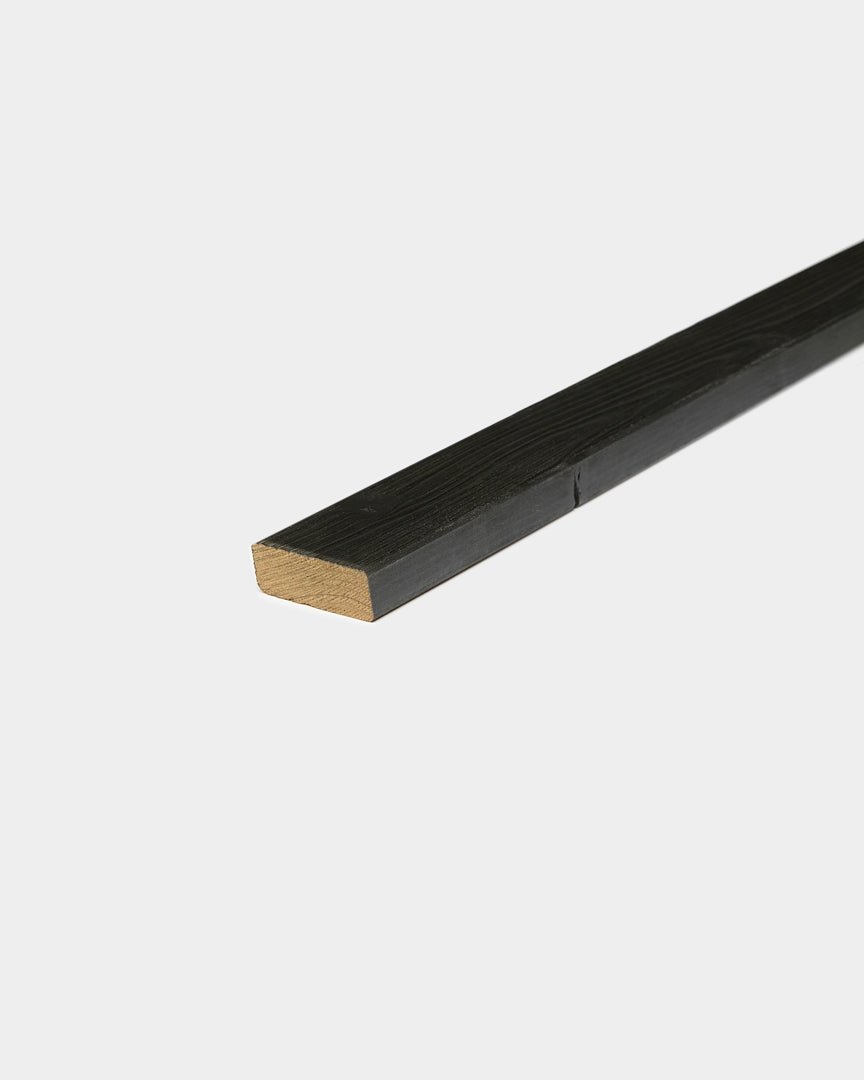 WoodUpp Aluwood gevelpanelen met een afwerking in black, getoond tegen een effen witte achtergrond, waarbij het minimalistische Scandinavische design centraal staat.
