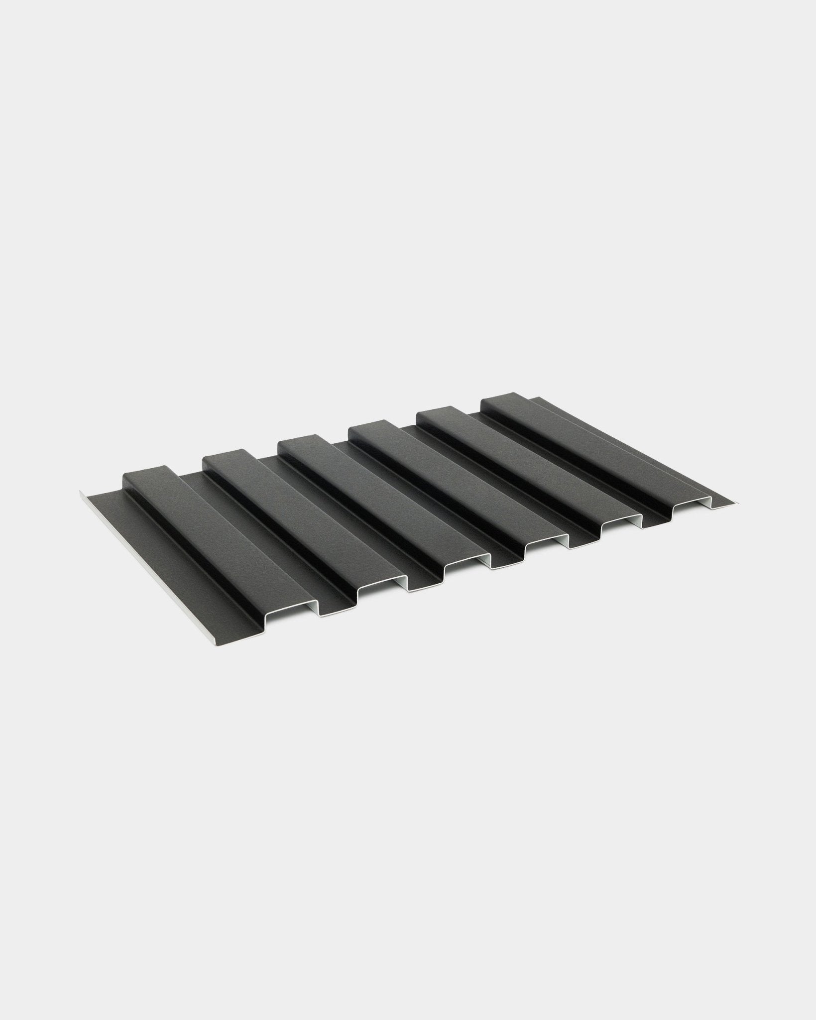 WoodUpp Aluwood outdoor gevelpaneelstaal, eenvoudige uitvoering in black aluminium, 45,7 x 27 cm, met een gegolfd design op een witte achtergrond.