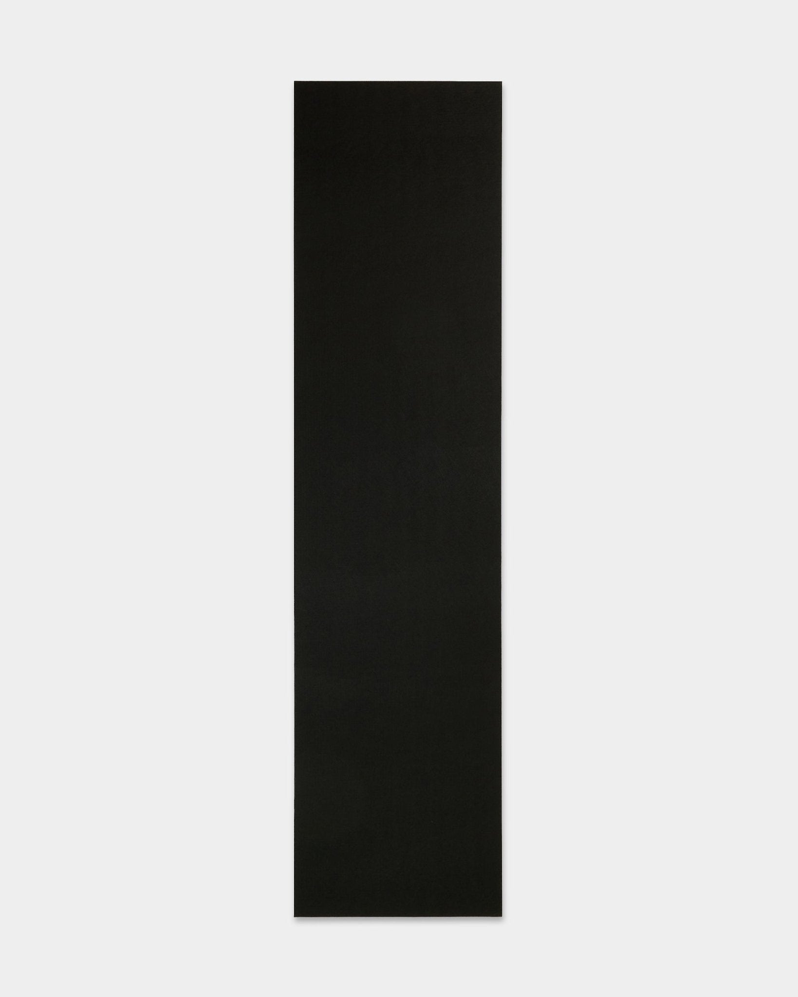 WoodUpp black vilten yogamat (240,1 x 59,8 cm), gemaakt van gerecycled plastic, getoond op een witte achtergrond; accessoire voor Akupanel akoestische panelen.