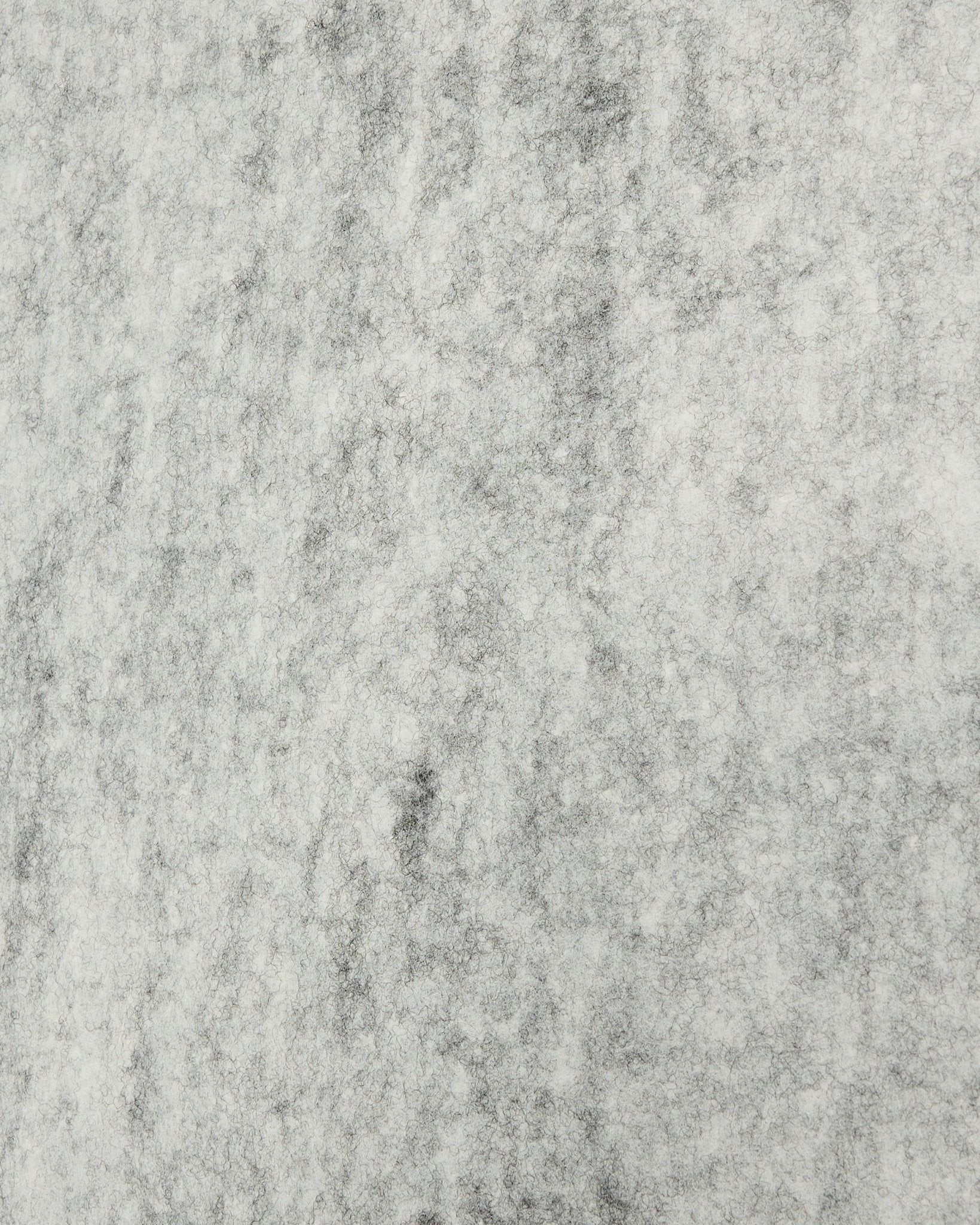 Detail van WoodUpp Akupanel installatieaccessoire in grey vilt, 240,1 x 59,8 cm, met een gestructureerd, gemarmerd oppervlak van gerecycled kunststof akoestisch materiaal.