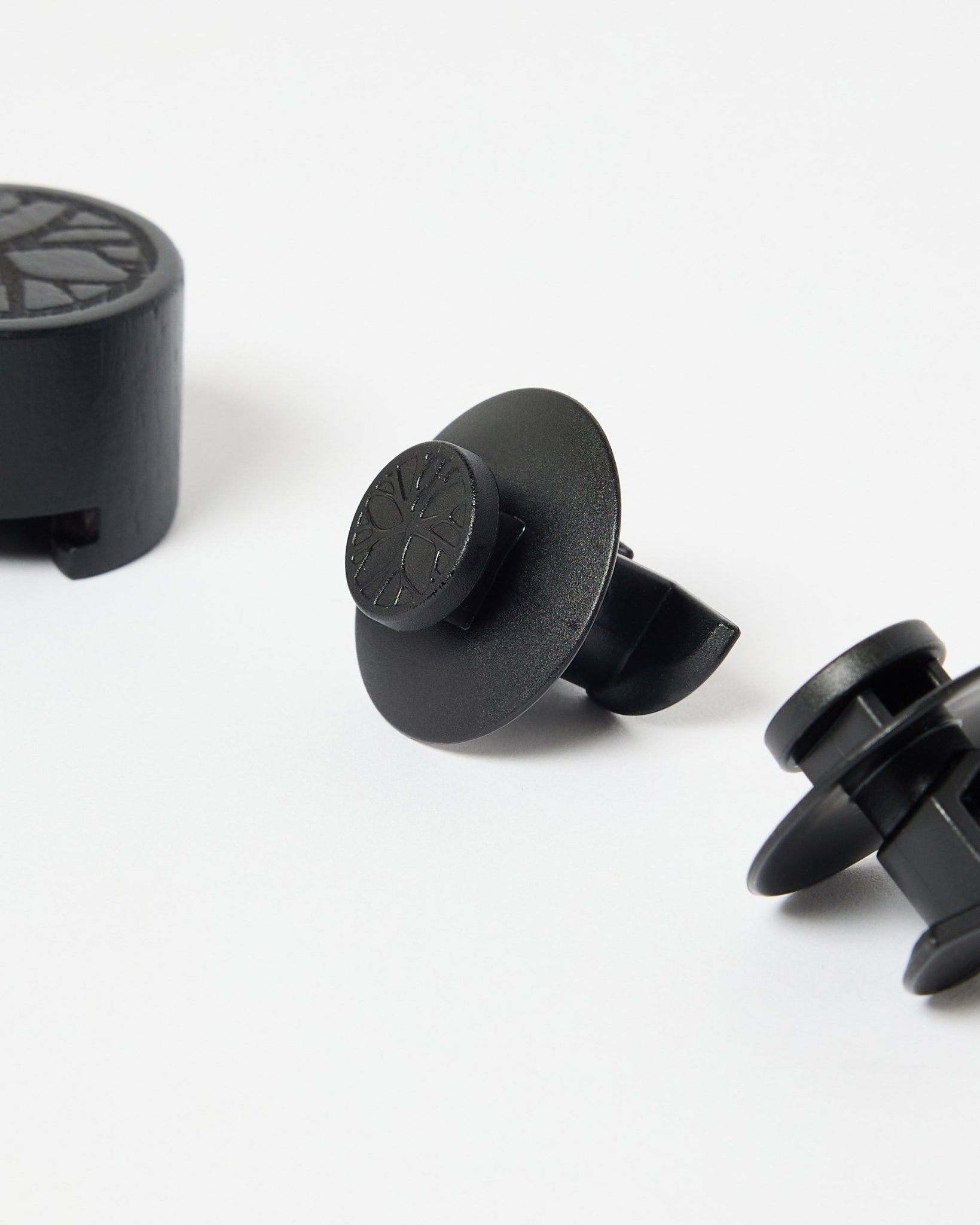 Set van 3 black nylon beugels met ronde bovenkant en montagetool, ontworpen voor het monteren van WoodUpp akoestische panelen of lattenwandpanelen.