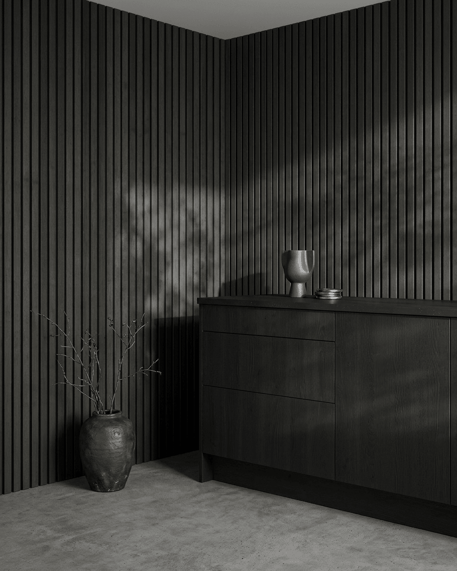 Minimalistische ruimte met WoodUpp Akupanel Akoestisch paneel in Black Ash en black vilt, aangevuld met Scandinavische decoratieve elementen en keramische accenten.