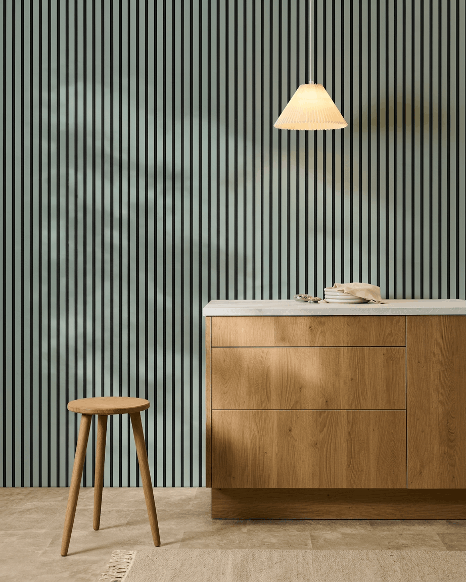 Minimalistische Scandinavische keuken met een houten kruk, kast en WoodUpp Akupanel Akoestisch paneel in de kleur Cloud met black vilt (240x60 cm) voor akoestisch comfort.