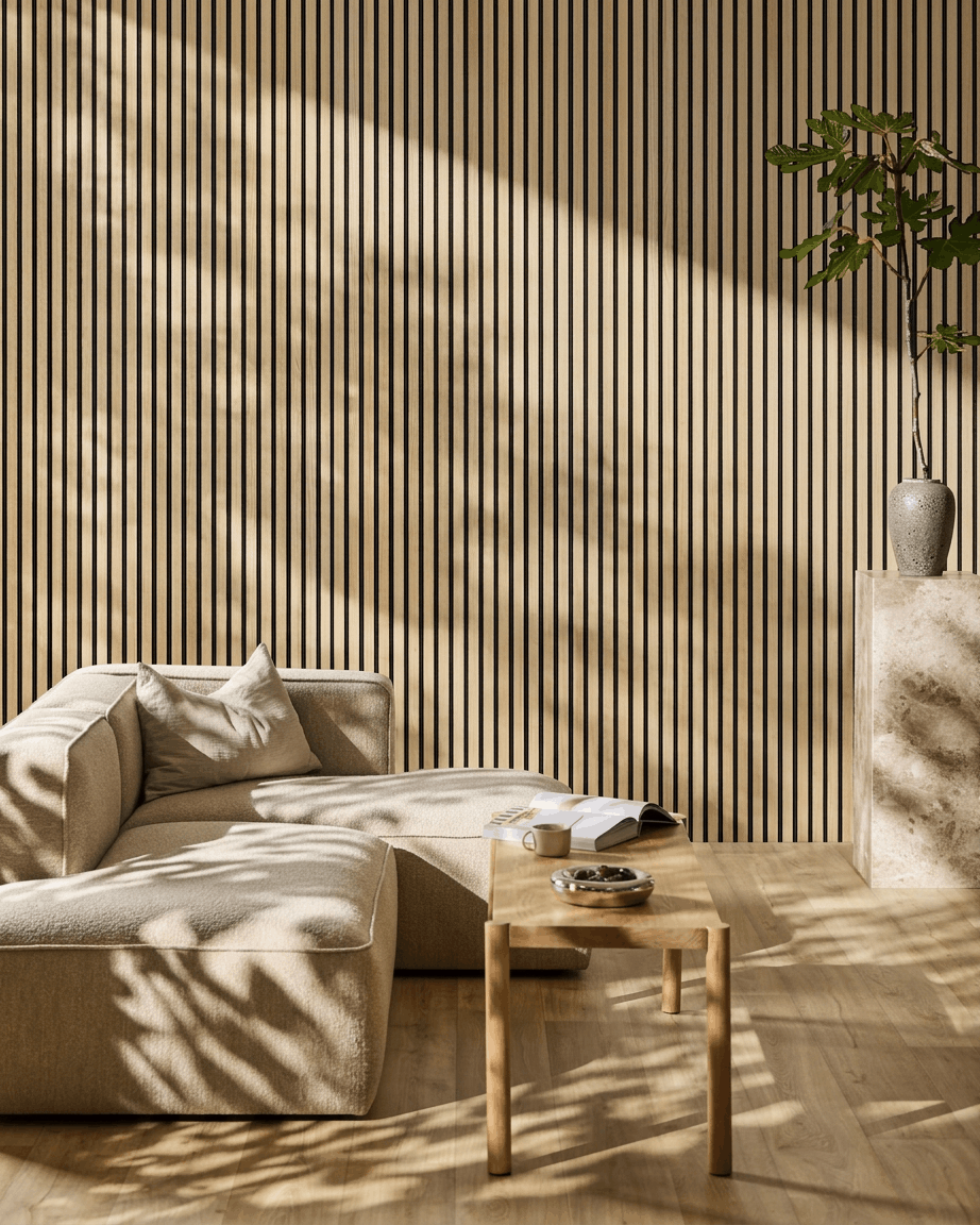 Minimalistische woonkamer met een beige sectionele bank, houten salontafel, kamerplant en WoodUpp Akupanel classic oak Akoestisch paneel met binnenvallend zonlicht.
