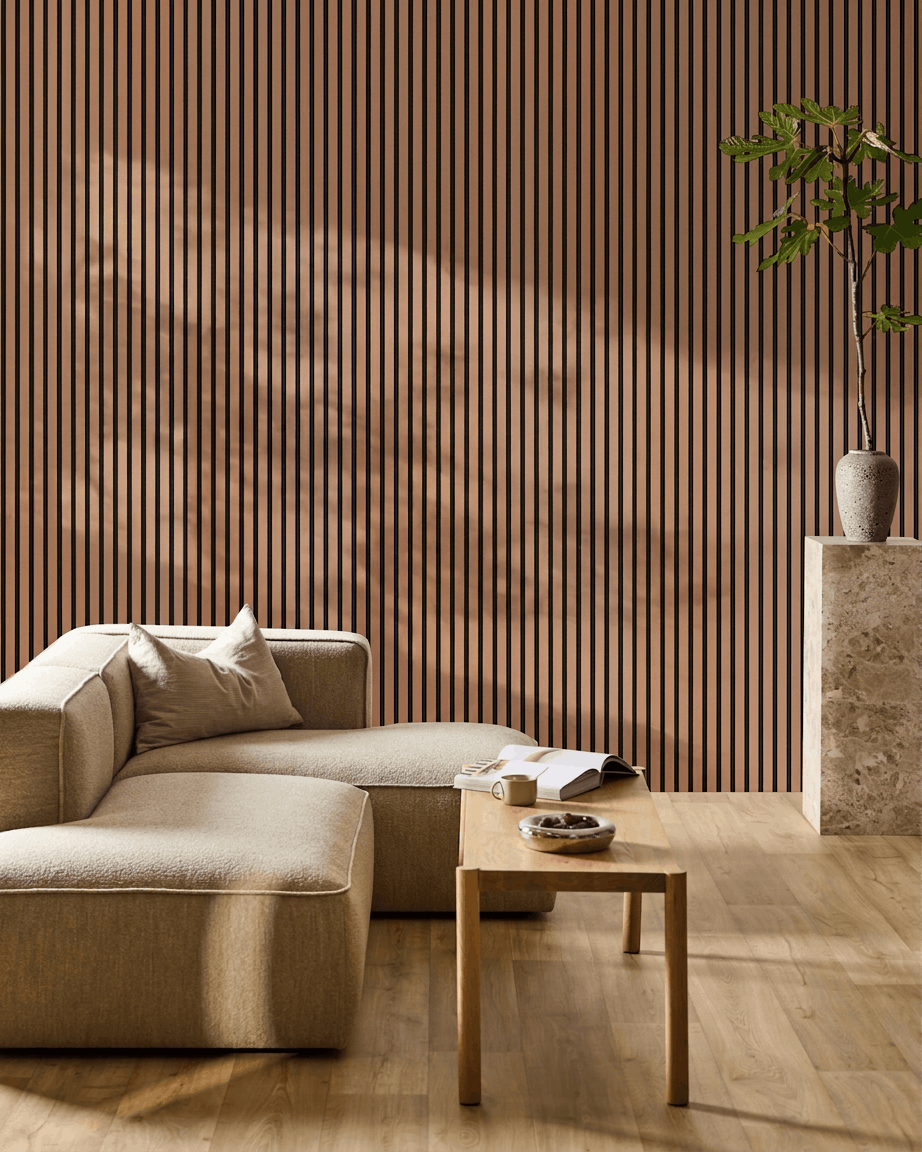 Minimalistische woonkamer met beige bank, houten salontafel, plant op een stenen sokkel en WoodUpp Akupanel Akoestisch paneel in Clay-afwerking op de muur.