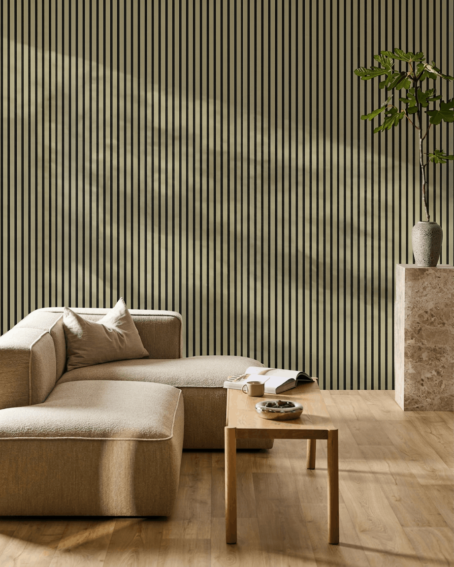 Minimalistische woonkamer met een beige sectionele bank, houten salontafel, potplant op een stenen sokkel, en een WoodUpp Akupanel moss akoestische houten paneelwand.