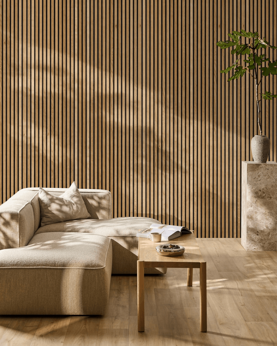 Scandinavisch ingerichte woonkamer met een beige hoekbank, WoodUpp Akupanel Akoestisch paneel in Rustic Brown Oak aan de muur, small houten tafel en een hoge plant.