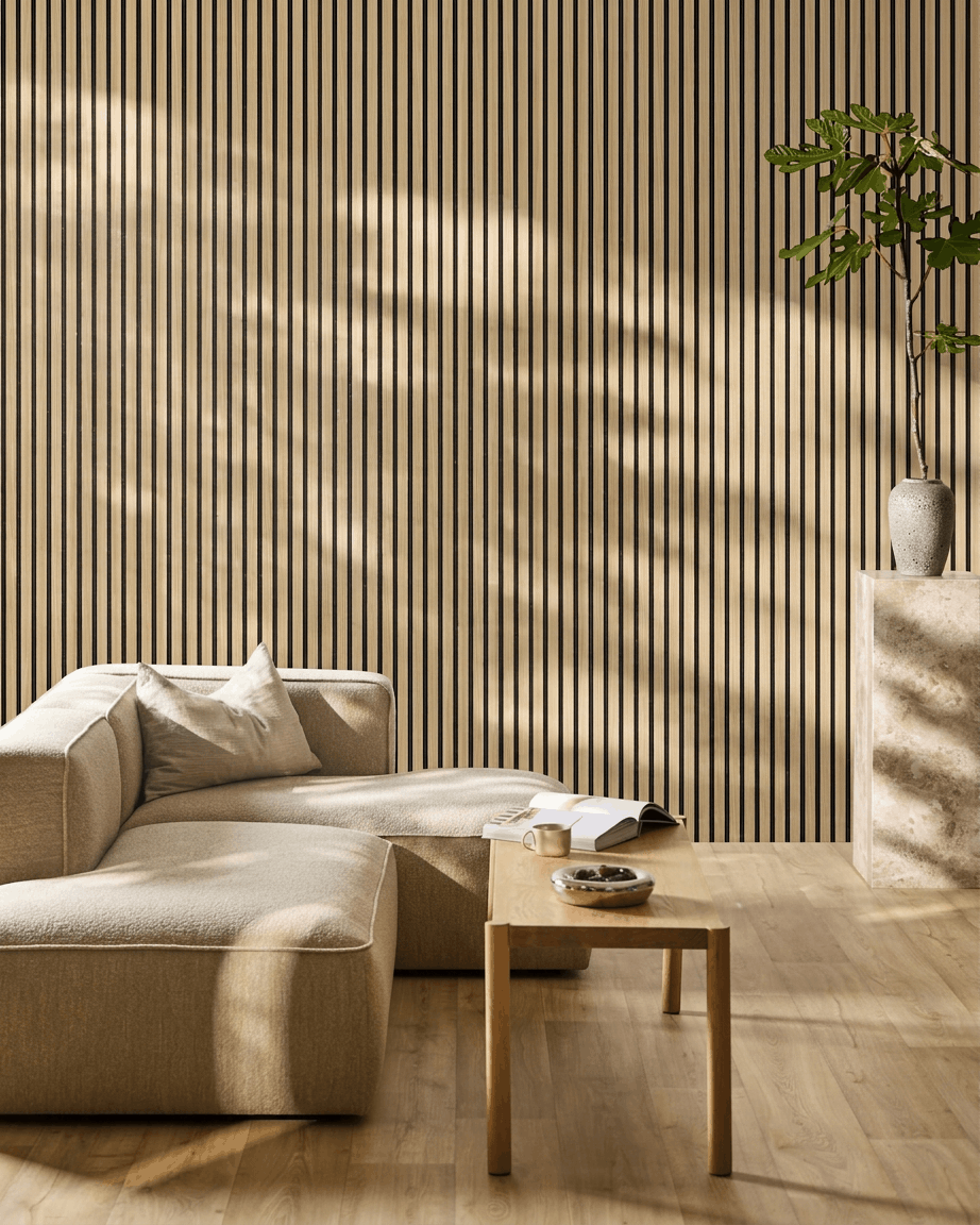 Minimalistische woonkamer met beige bank, salontafel en plant, geplaatst voor een WoodUpp Akupanel akoestisch wandpaneel in Southern Oak Black Felt.