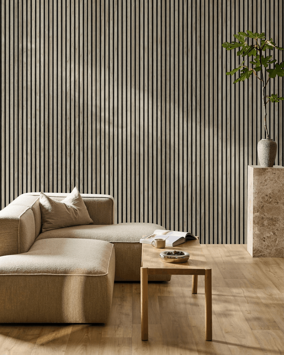 Minimalistische woonkamer met een beige sectionele bank, een houten salontafel, een marmeren plantenzuil en WoodUpp Akupanel Akoestisch paneel in Weathered Oak op de accentmuur.