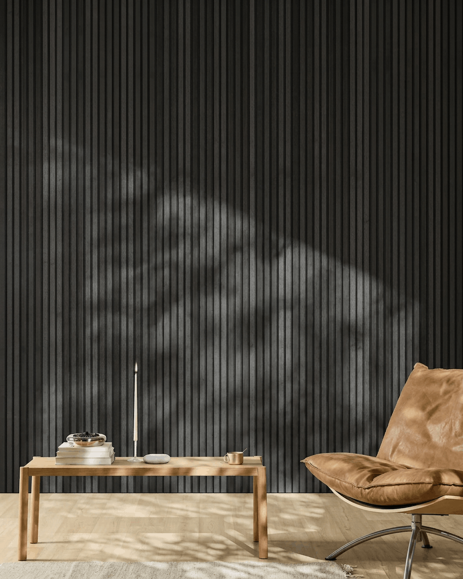 Minimalistisch interieur met een brown leren stoel, salontafel en een WoodUpp Akupanel Akoestisch paneel in Natural Wood/Black Ash, 300x60cm.