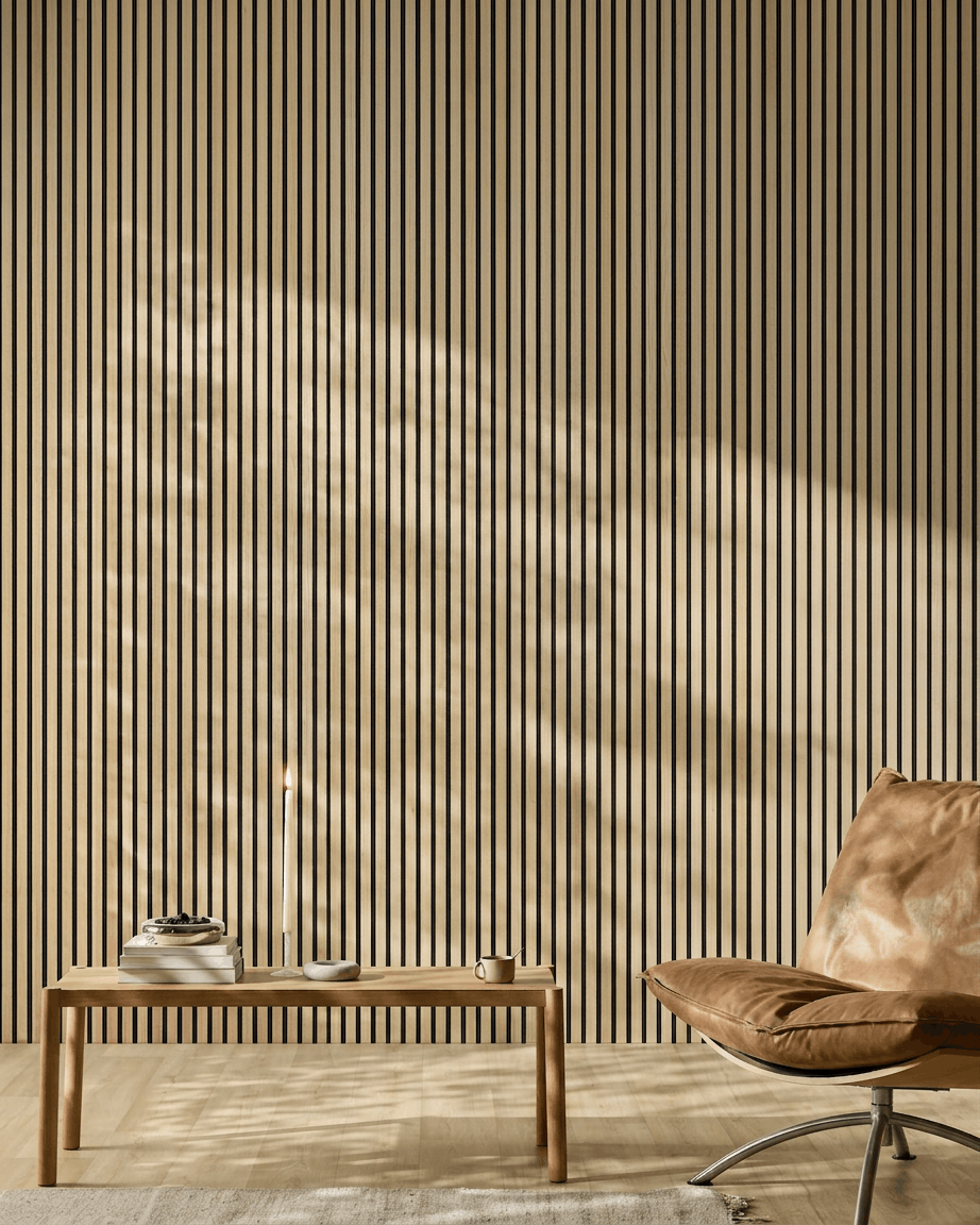 Minimalistische ruimte met een WoodUpp Akupanel akoestisch houten paneel in Classic Oak, leren stoel, houten tafel, kaars en zonlicht dat schaduwen werpt.