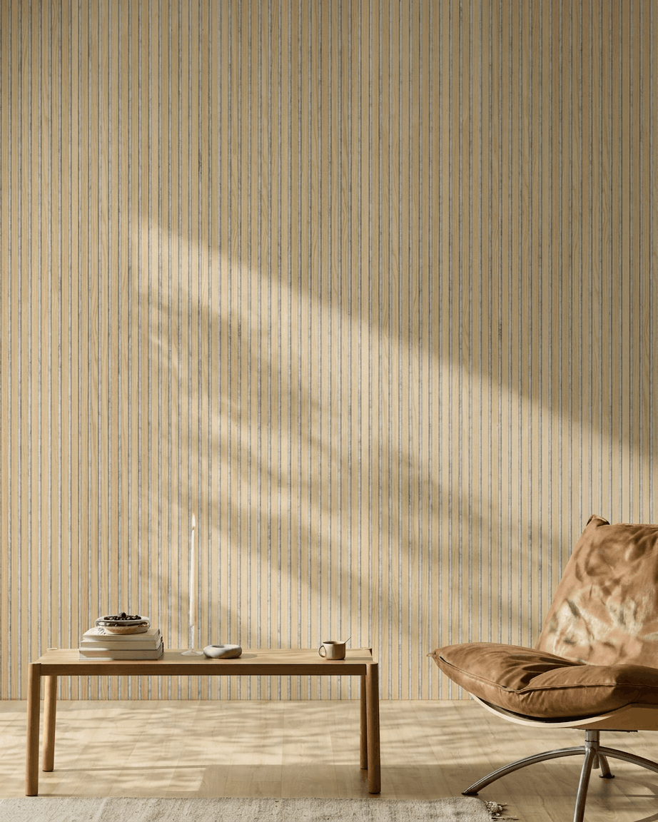 Minimalistische ruimte met een lichtbruine leren stoel, houten tafel en kaars. Het WoodUpp Akupanel Classic Oak akoestische lattenwandpaneel voegt Scandinavische stijl en geluidscomfort toe.
