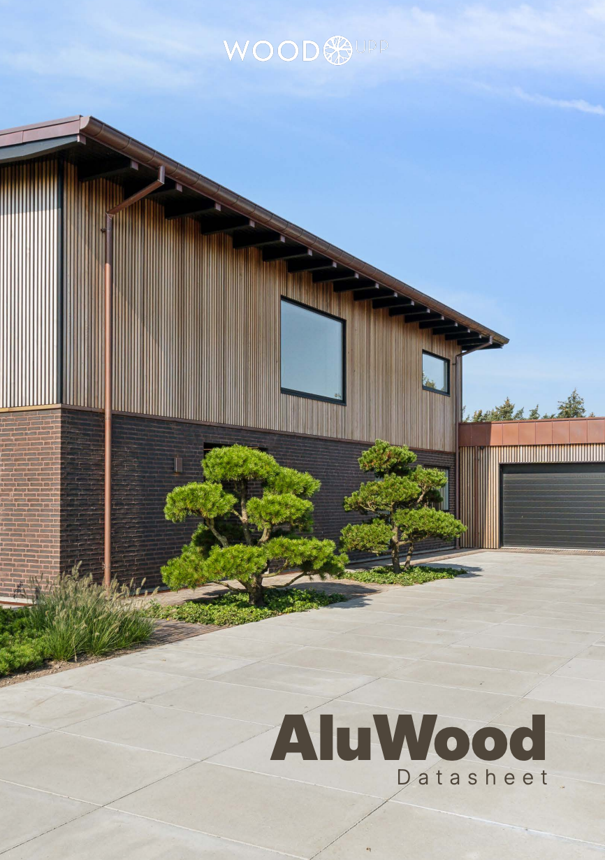 Hedendaags huis met AluWood gevelpanelen en bakstenen buitenkant, met grote ramen, garage, verzorgde tuinarchitectuur. De tekst luidt AluWood Datasheet.