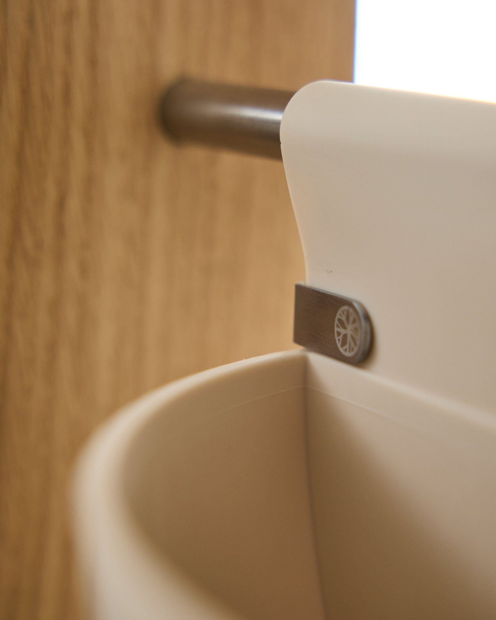 Close-up van Gro | Soft Pocket / BM2 (4 l) in licht beige van WoodUpp, hangend aan een metalen stang gemonteerd op hout; onscherpe achtergrond. Scandinavisch akoestisch accessoire.