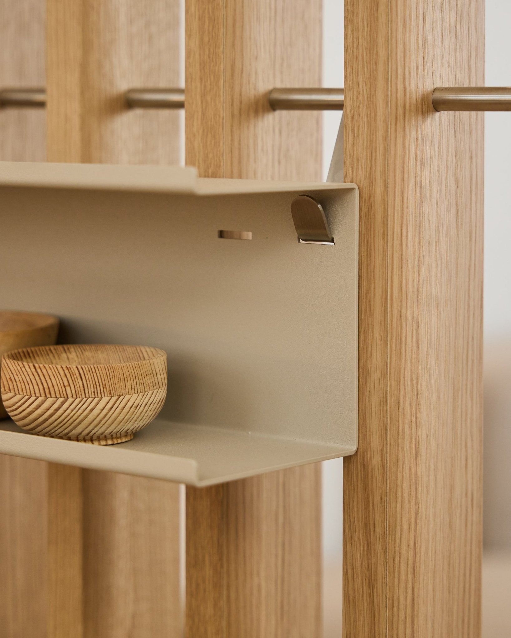 Close-up van WoodUpp Nell Double Metal Shelf / BM1 in beige, 63,5 cm, met geweven schalen en vertical Nordic akoestische houten latten op steel stangen.