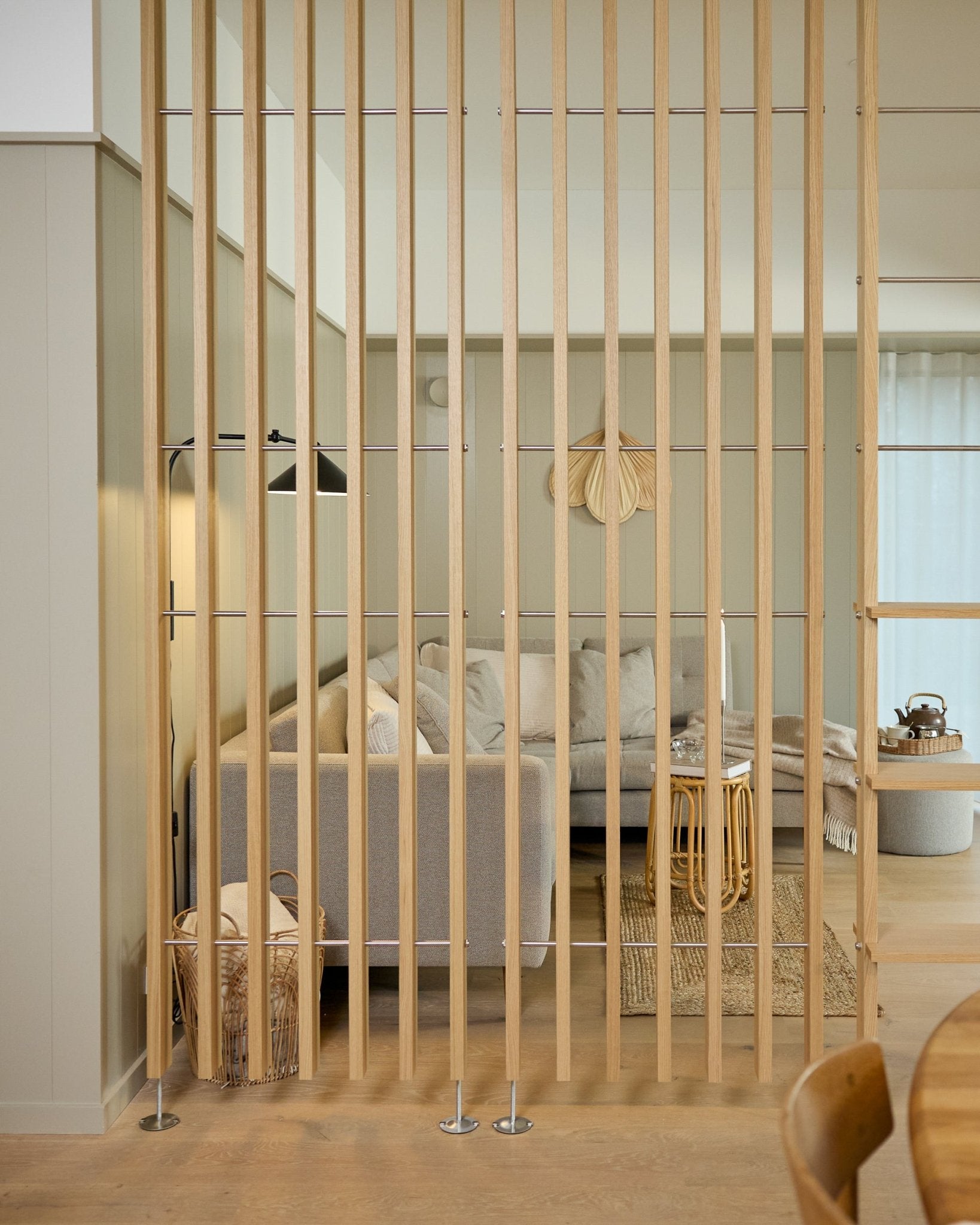 EMBRACE roomdivider BM1 (286-302 cm) van WoodUpp, gemaakt van latten met natural oak fineer, een vrijstaande vloer-tot-plafond divider waarvoor je niet hoeft te boren.